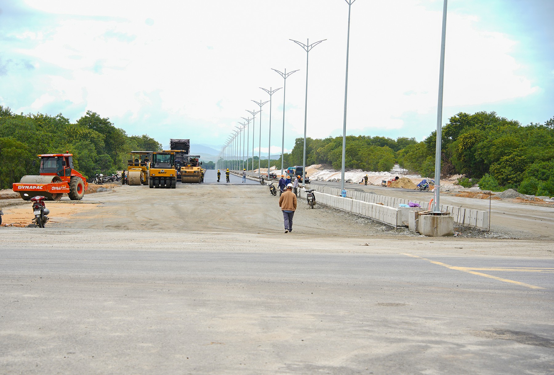 Xuân về trên những công trình