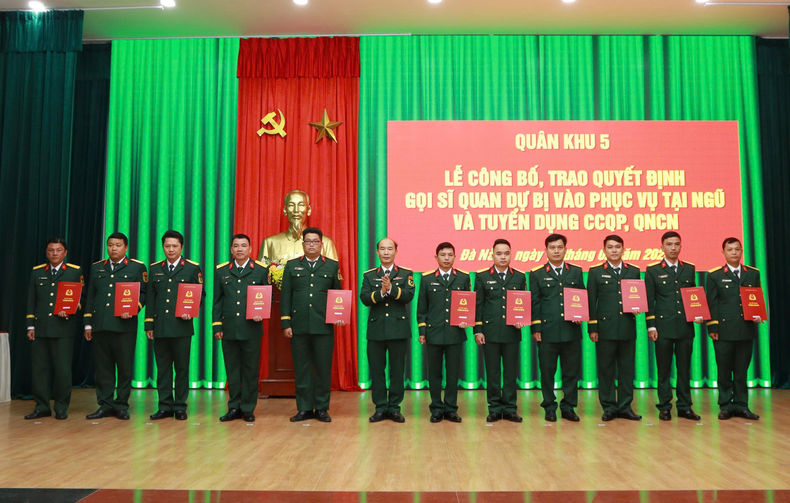 293 sĩ quan dự bị được Bộ Quốc phòng gọi phục vụ tại ngũ, tuyển dụng quân nhân chuyên nghiệp