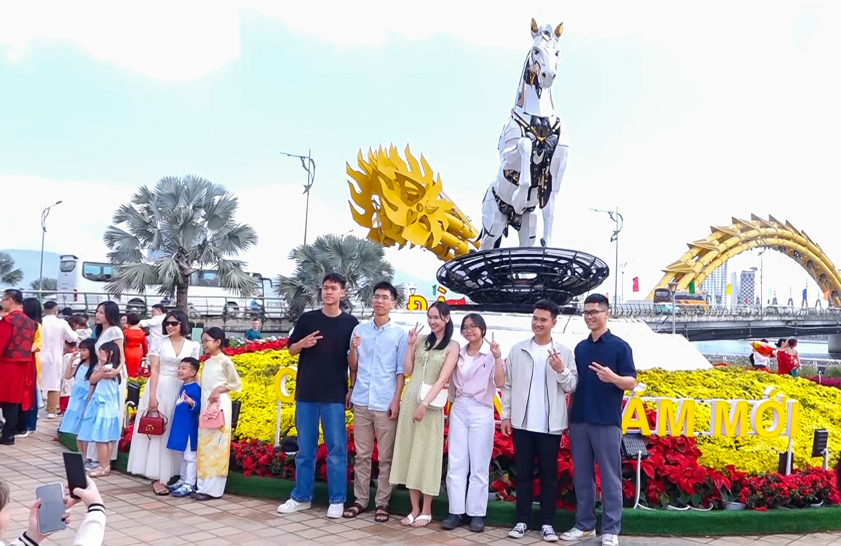 Video: Người dân, du khách nô nức check-in tại Đường hoa Xuân Đà Nẵng