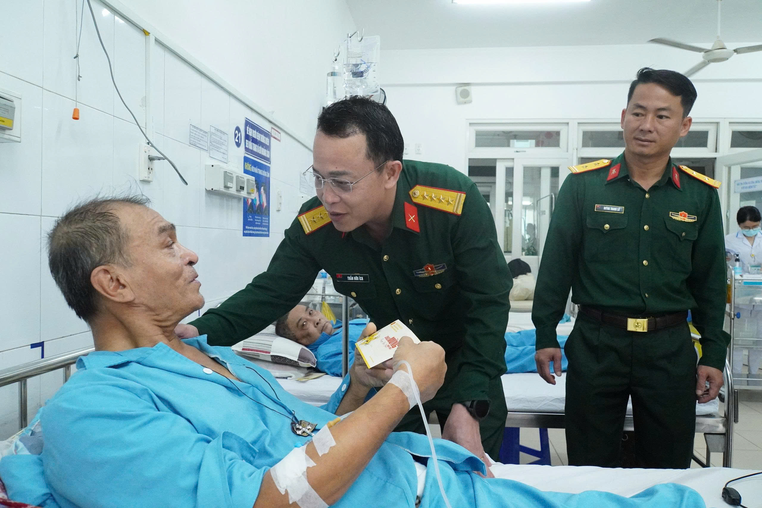 Bộ CHQS thành phố trao gần 200 suất quà Tết cho bệnh nhân nội trú