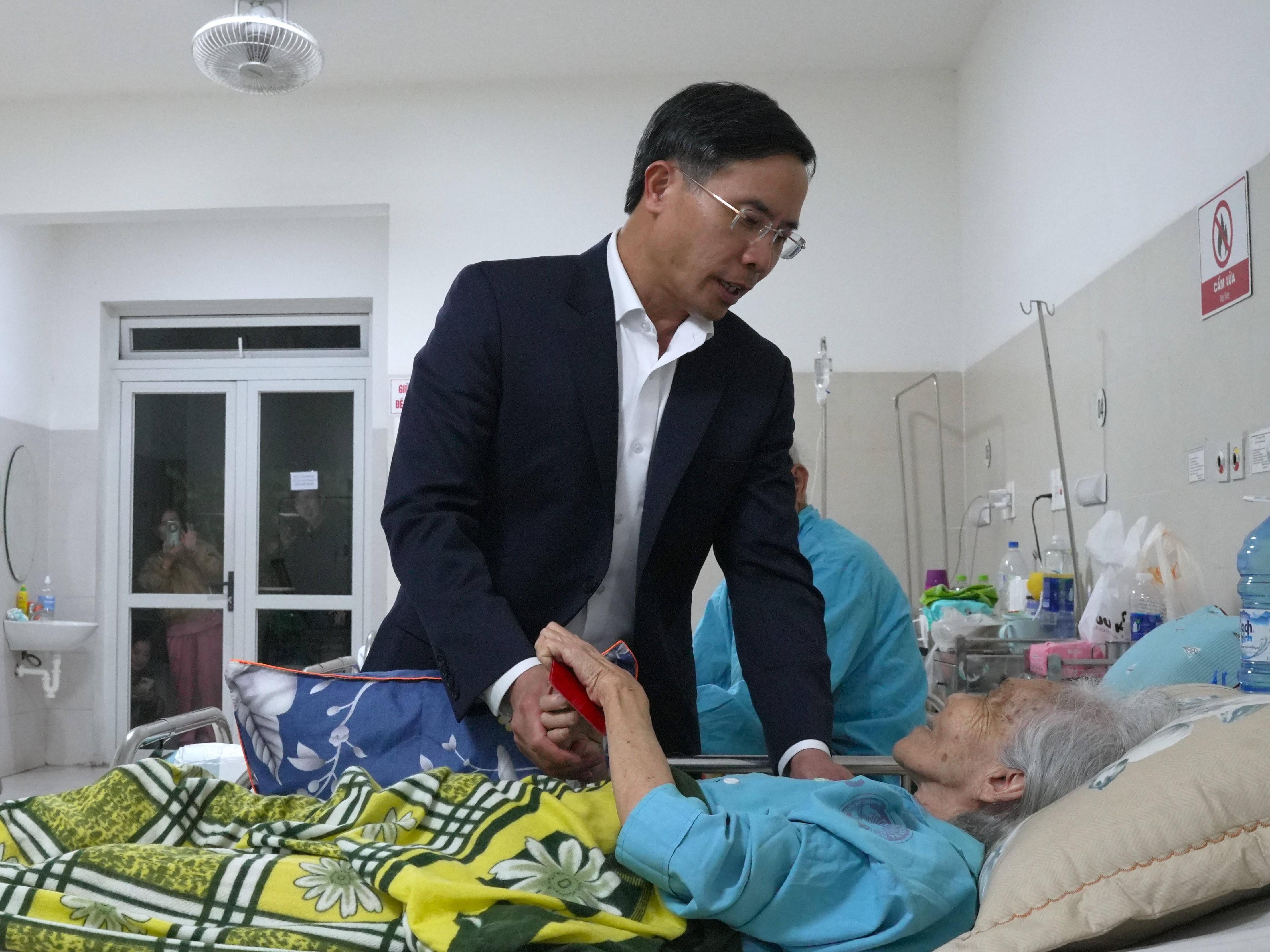 Chủ tịch UBND thành phố Phạm Đức Ấn thăm, chúc Tết các đơn vị