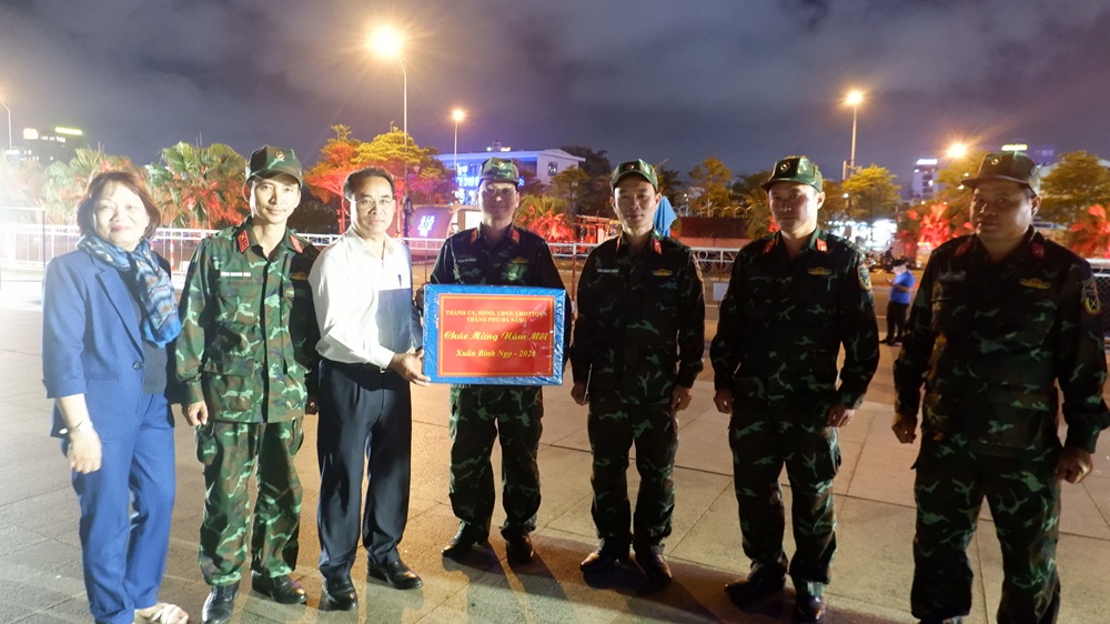 Phó Chủ tịch UBND thành phố Trần Anh Tuấn thăm, động viên lực lượng trực Tết và công nhân vệ sinh môi trường