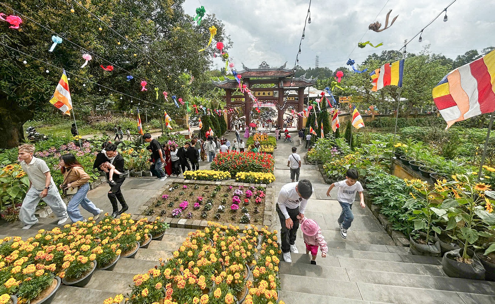 Mùng 1 đi lễ chùa, cầu bình an cho năm mới Bính Ngọ