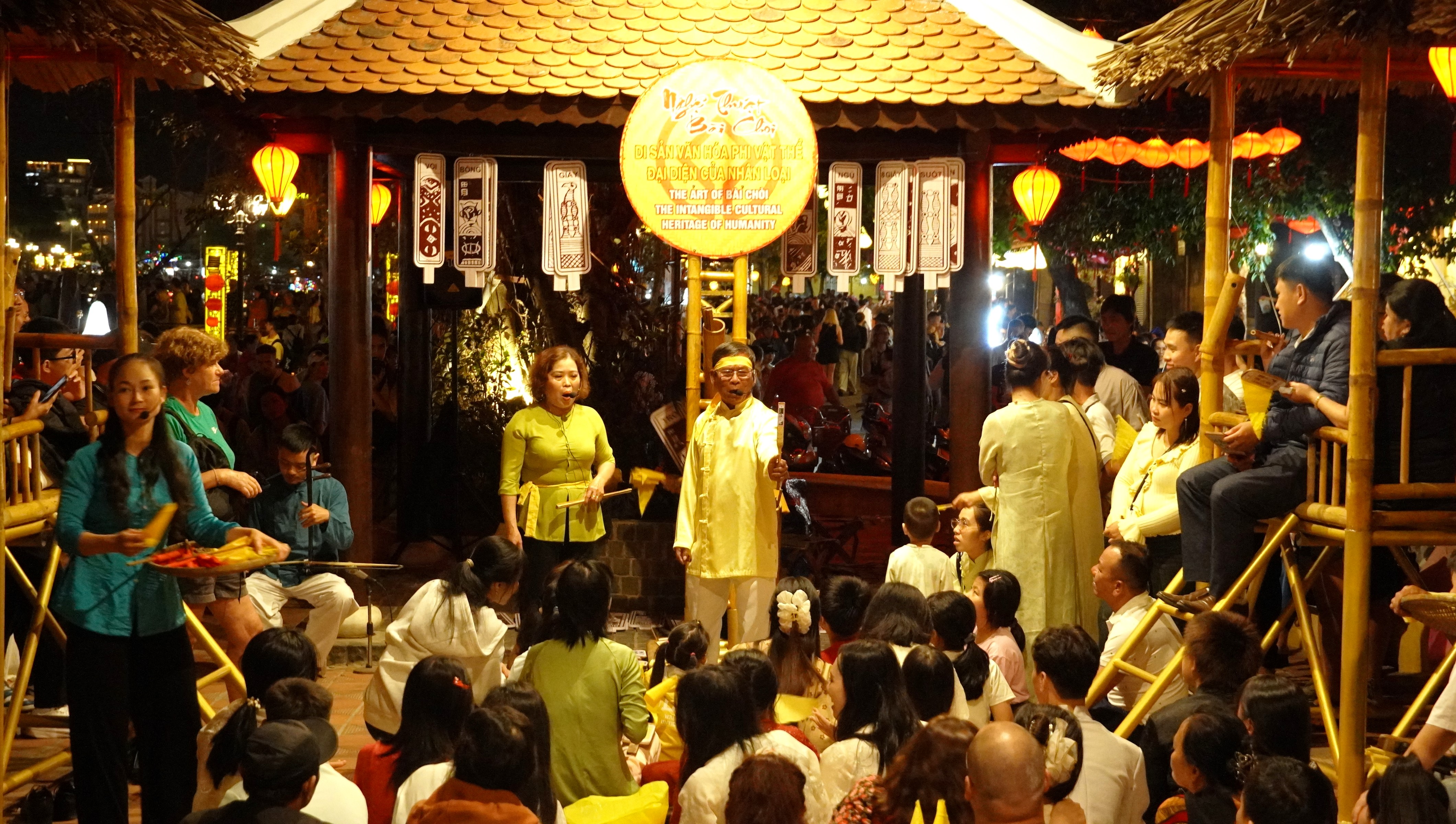 Video: Rộn ràng Bài Chòi phố Hội ngày Tết