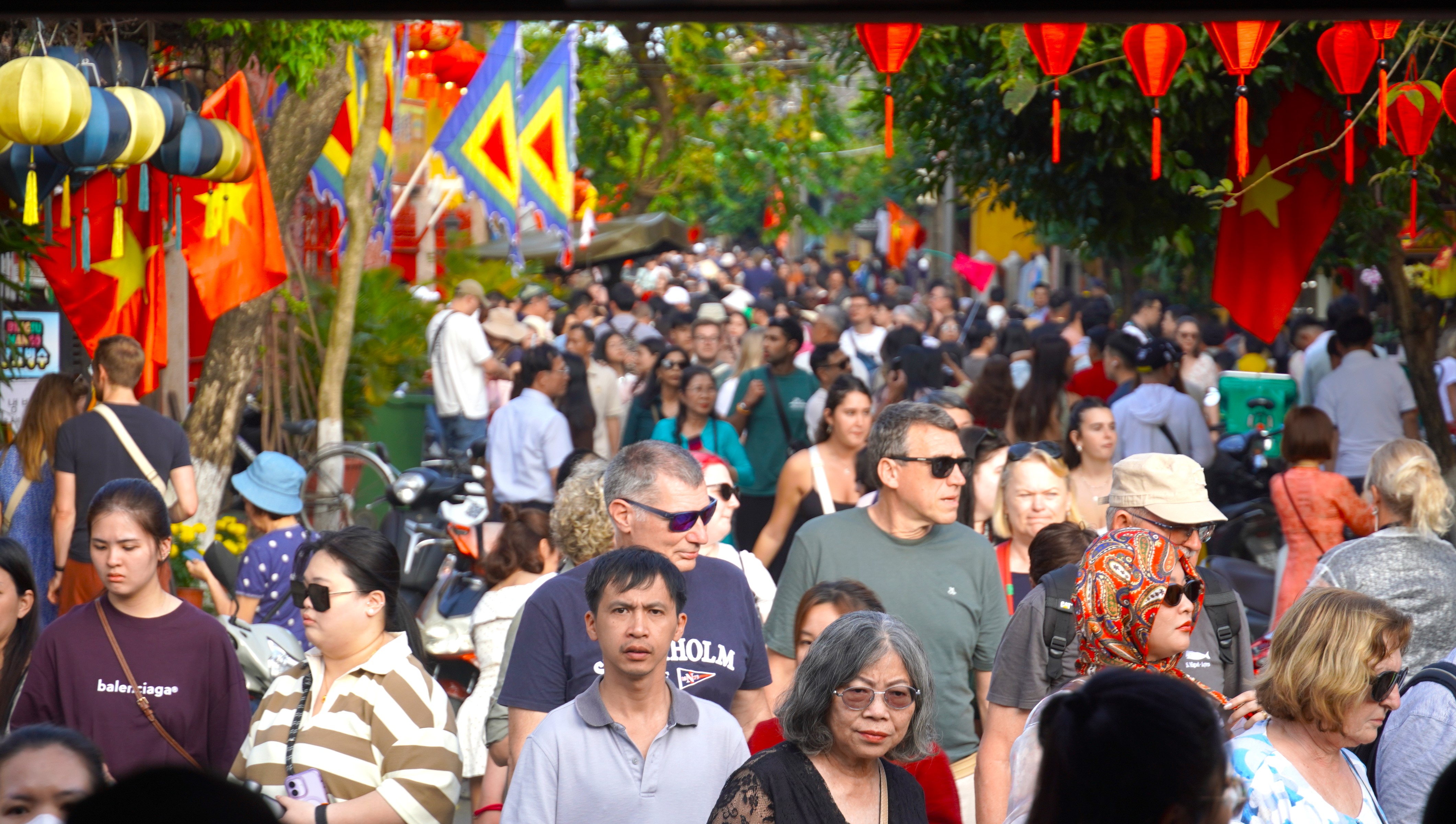 Hội An đông nghịt khách du lịch ngày đầu năm mới