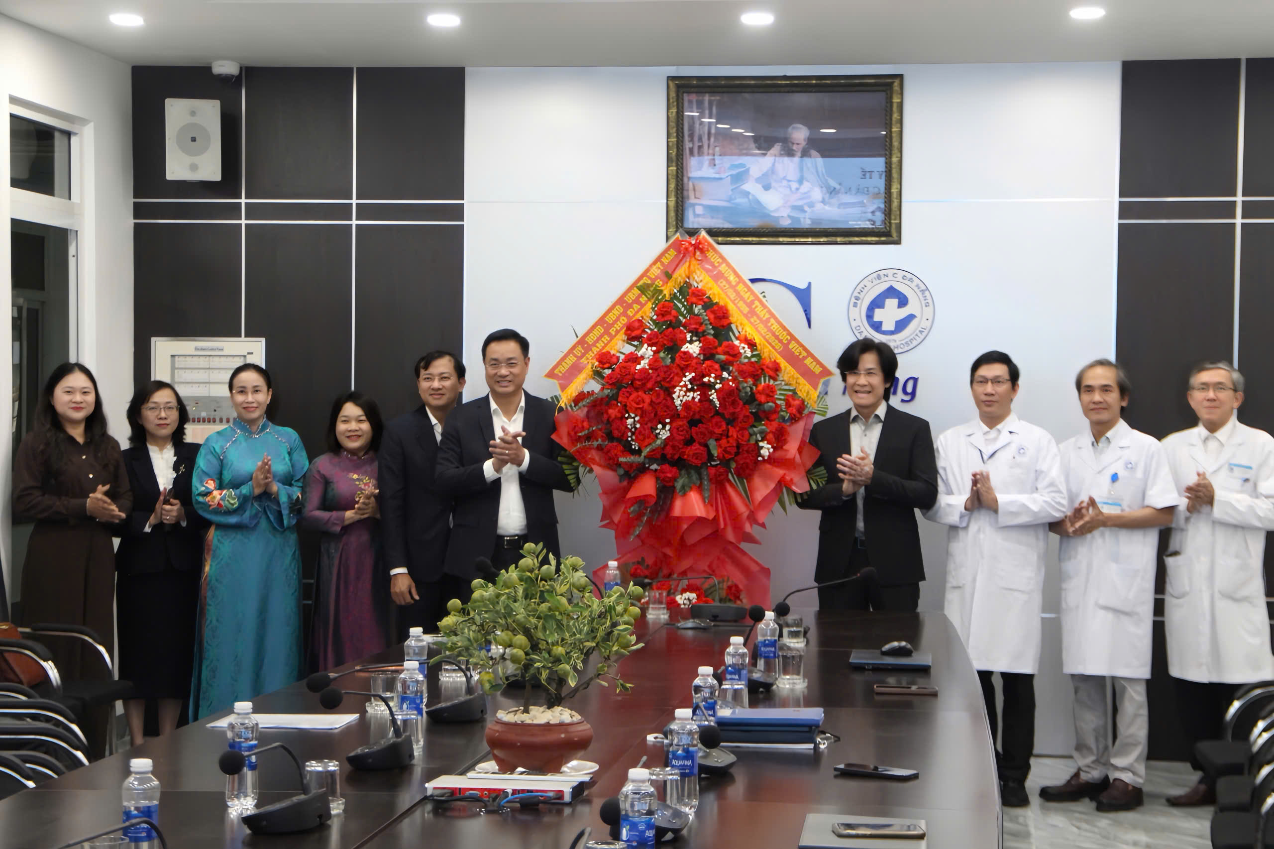 Bí thư Thành ủy Lê Ngọc Quang thăm, chúc mừng các cơ sở y tế nhân Ngày Thầy thuốc Việt Nam