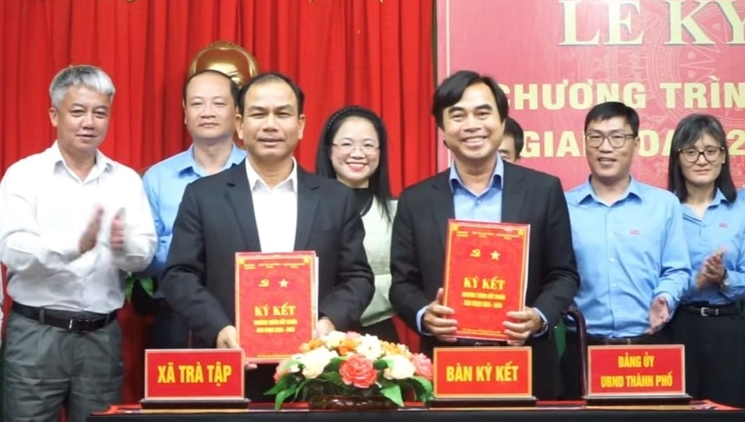 Cơ quan Đảng ủy UBND thành phố ký kết chương trình kết nghĩa với xã Trà Tập