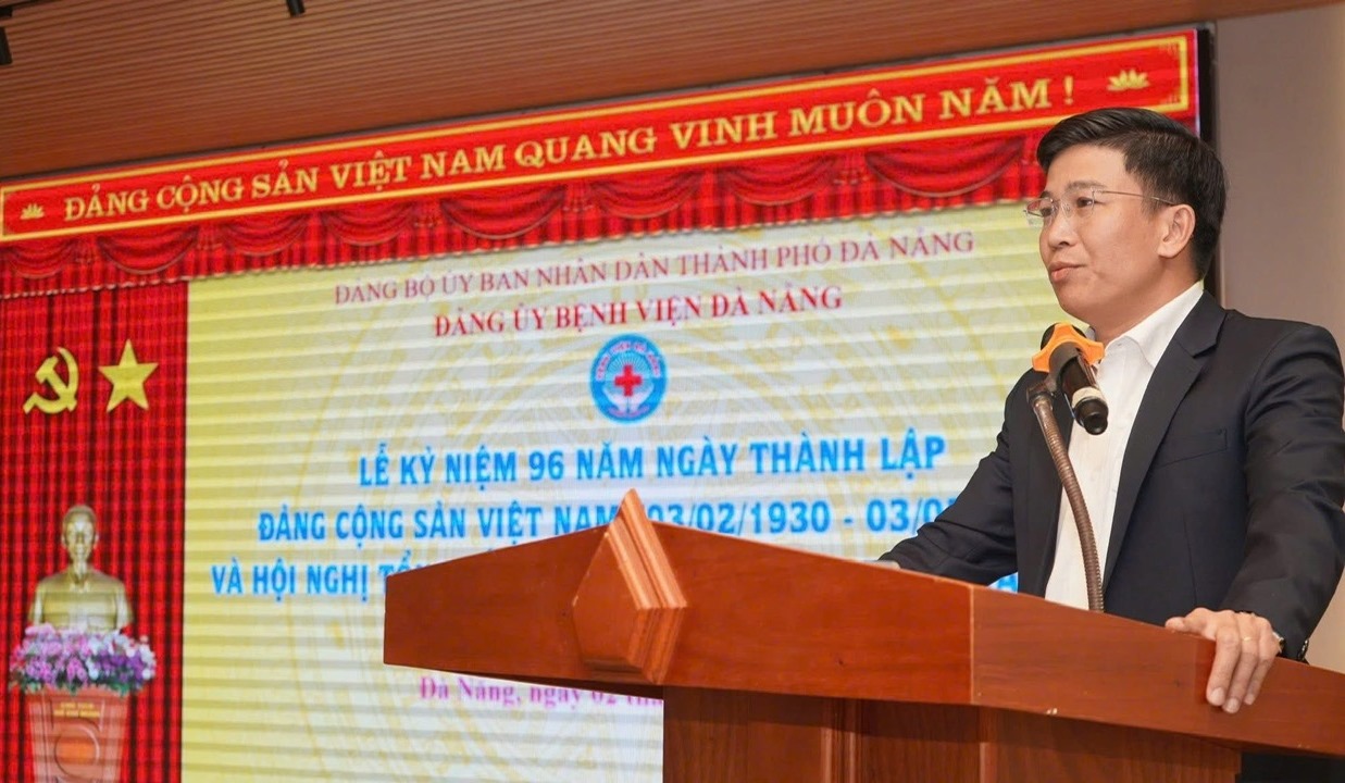 Phó Bí thư Đảng ủy UBND thành phố dự Lễ kỷ niệm 96 năm Ngày thành lập Đảng tại Đảng bộ Bệnh viện Đà Nẵng