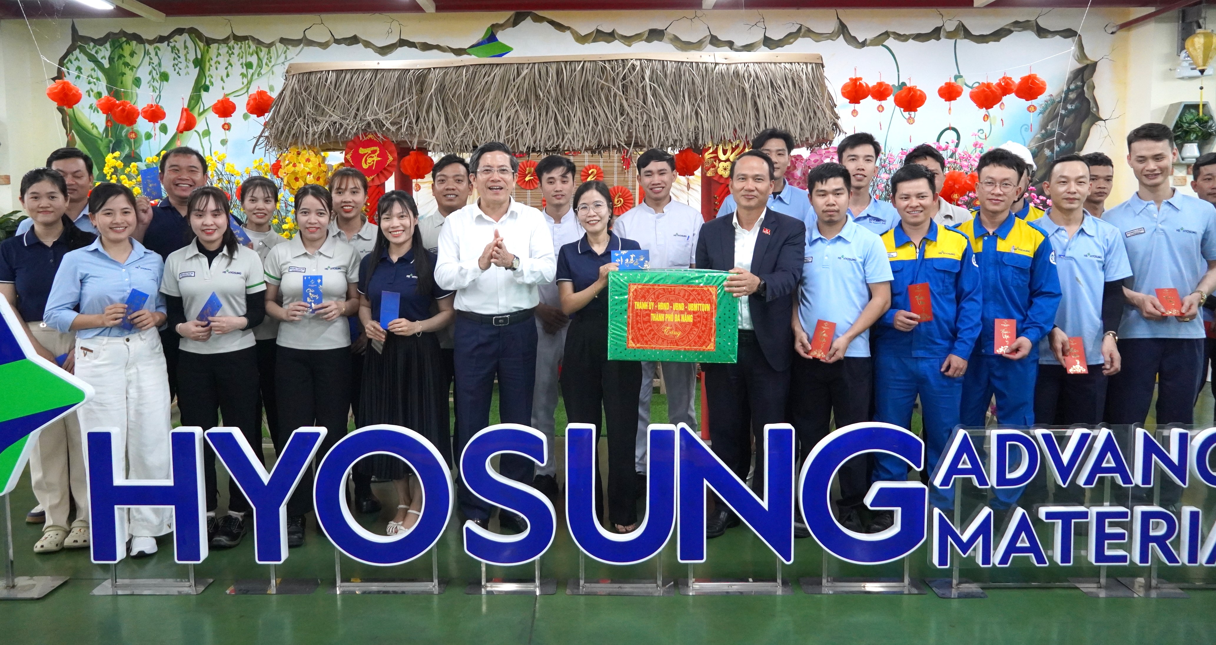 Lãnh đạo thành phố thăm, động viên doanh nghiệp và công nhân đầu năm