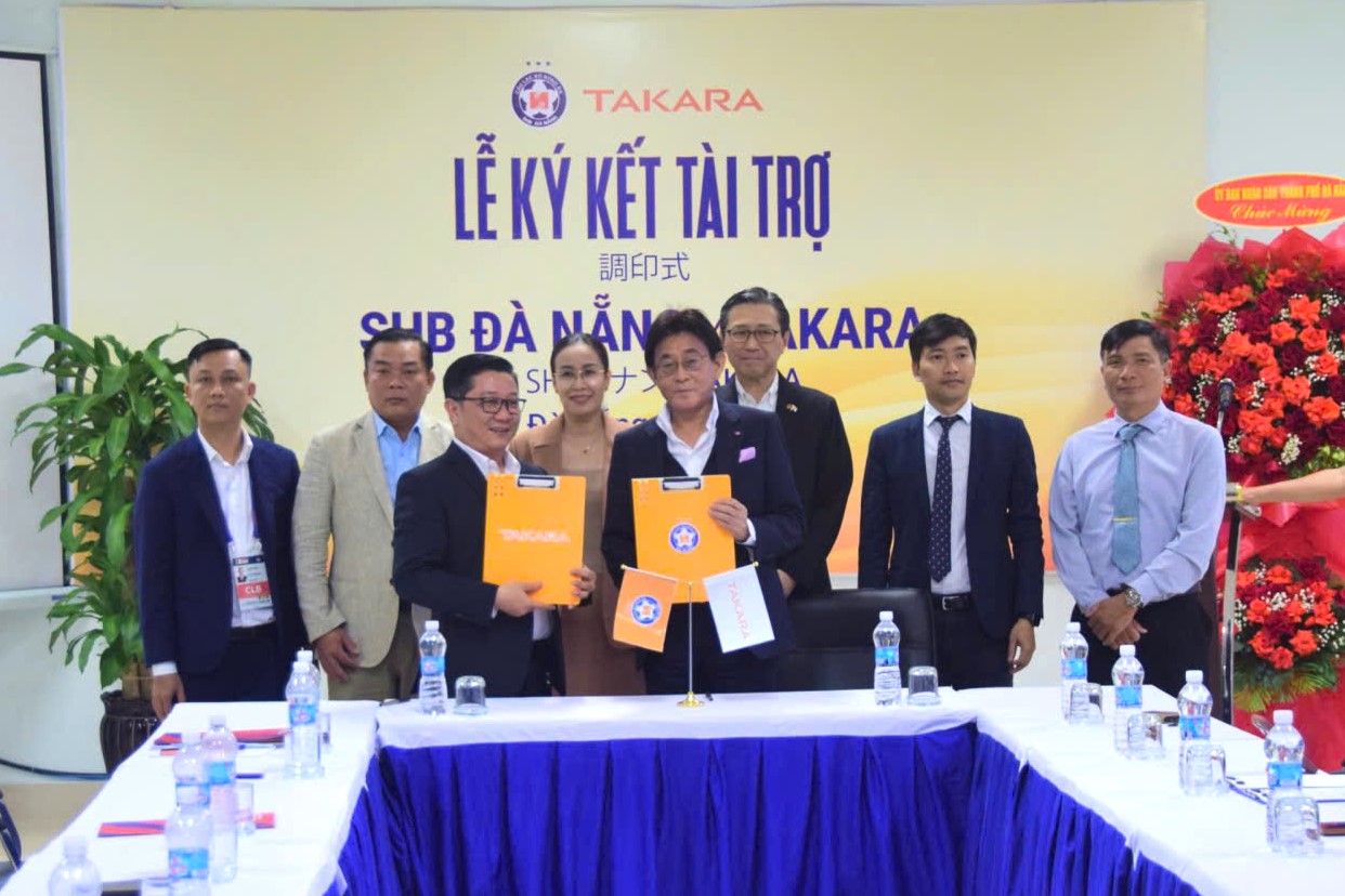 Lễ ký kết tài trợ giữa Câu lạc bộ SHB Đà Nẵng và Công ty Cổ phần Takara
