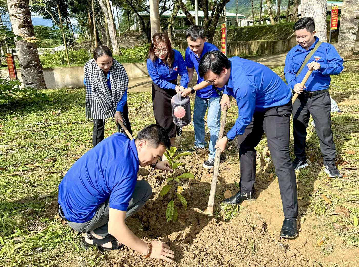 Tuổi trẻ UBND thành phố gieo mầm xanh nơi biên giới