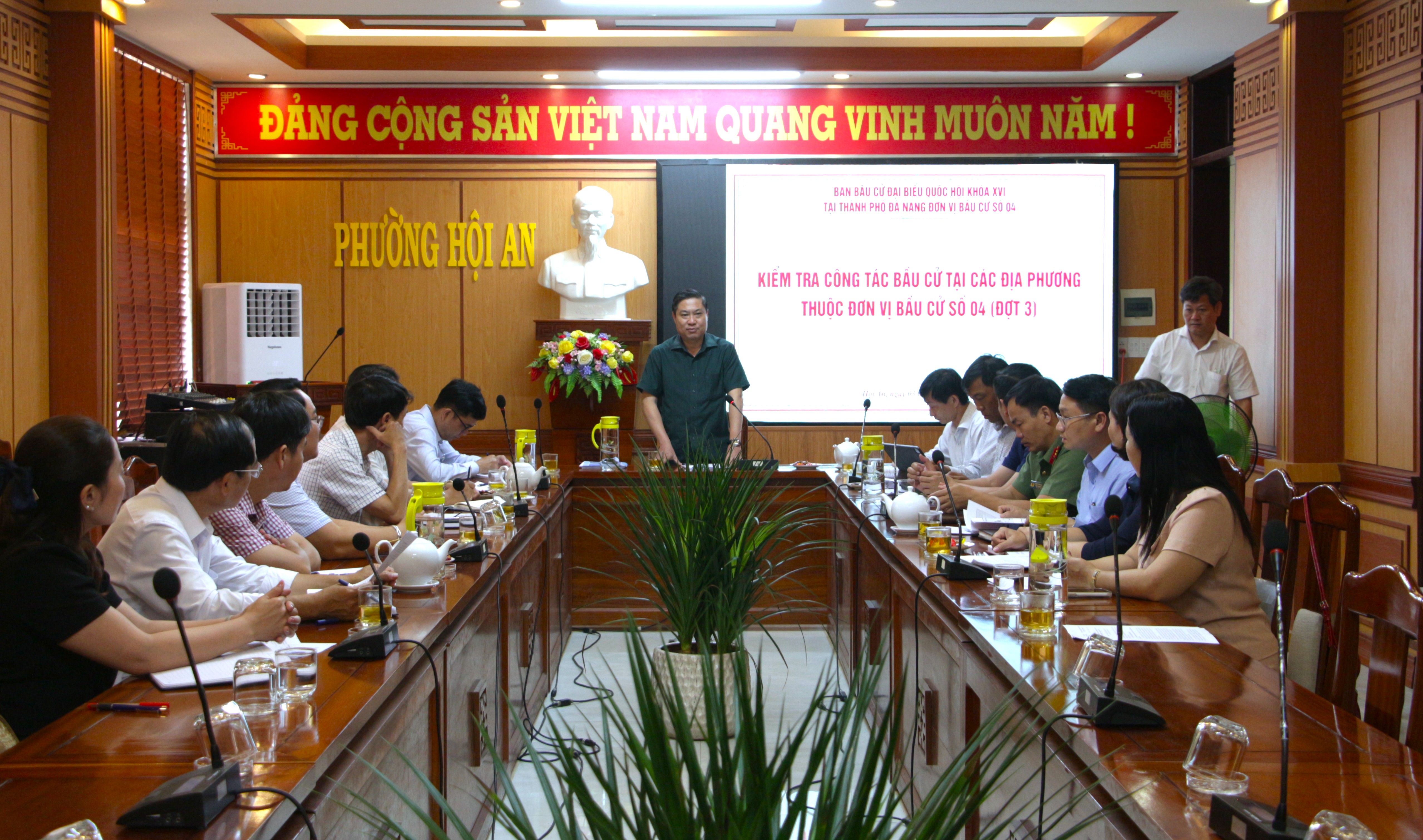 Phó Chủ tịch UBND thành phố Phan Thái Bình kiểm tra công tác bầu cử