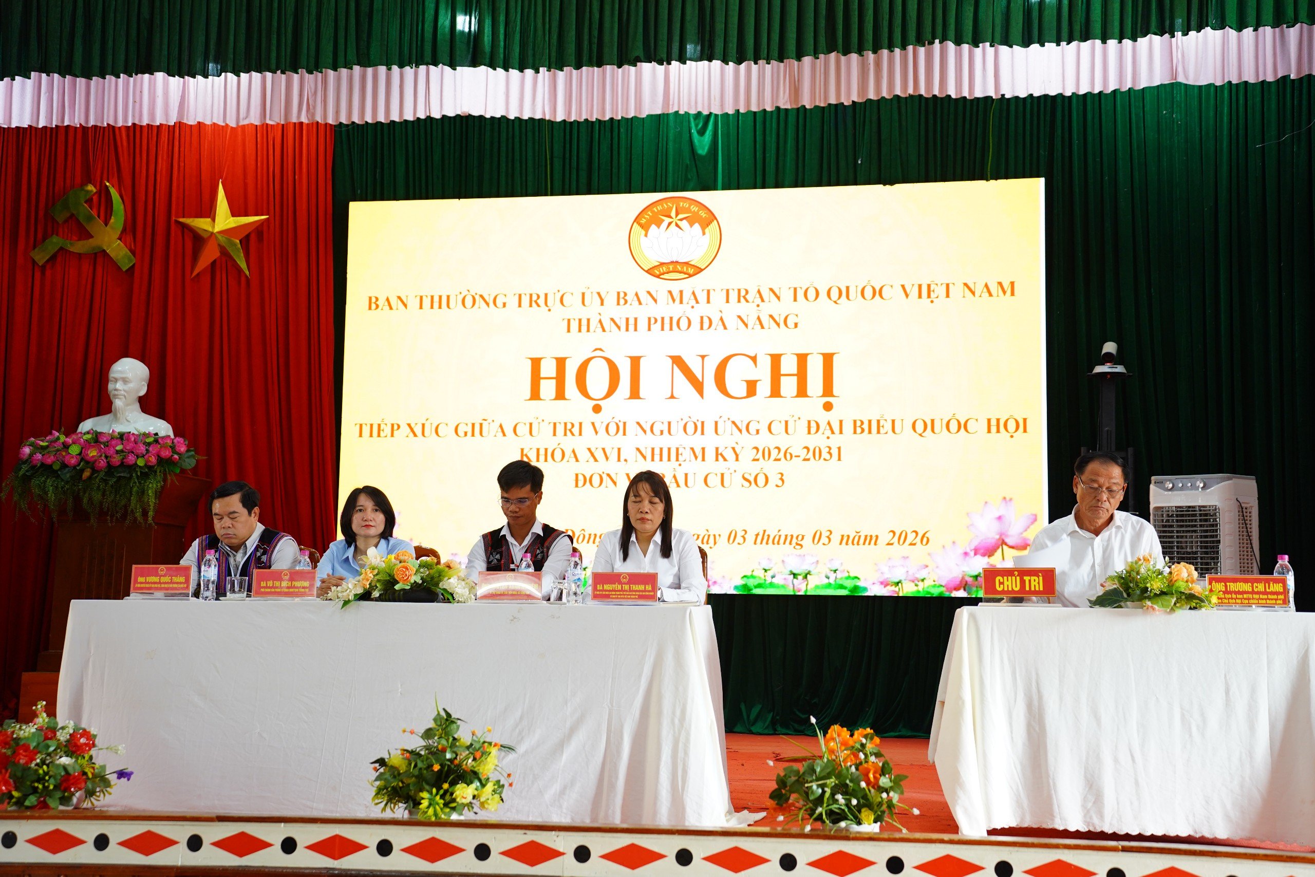 Ứng cử viên Đại biểu Quốc hội khoá XVI, đơn vị bầu cử số 3 tiếp xúc cử tri tại xã Đông Giang