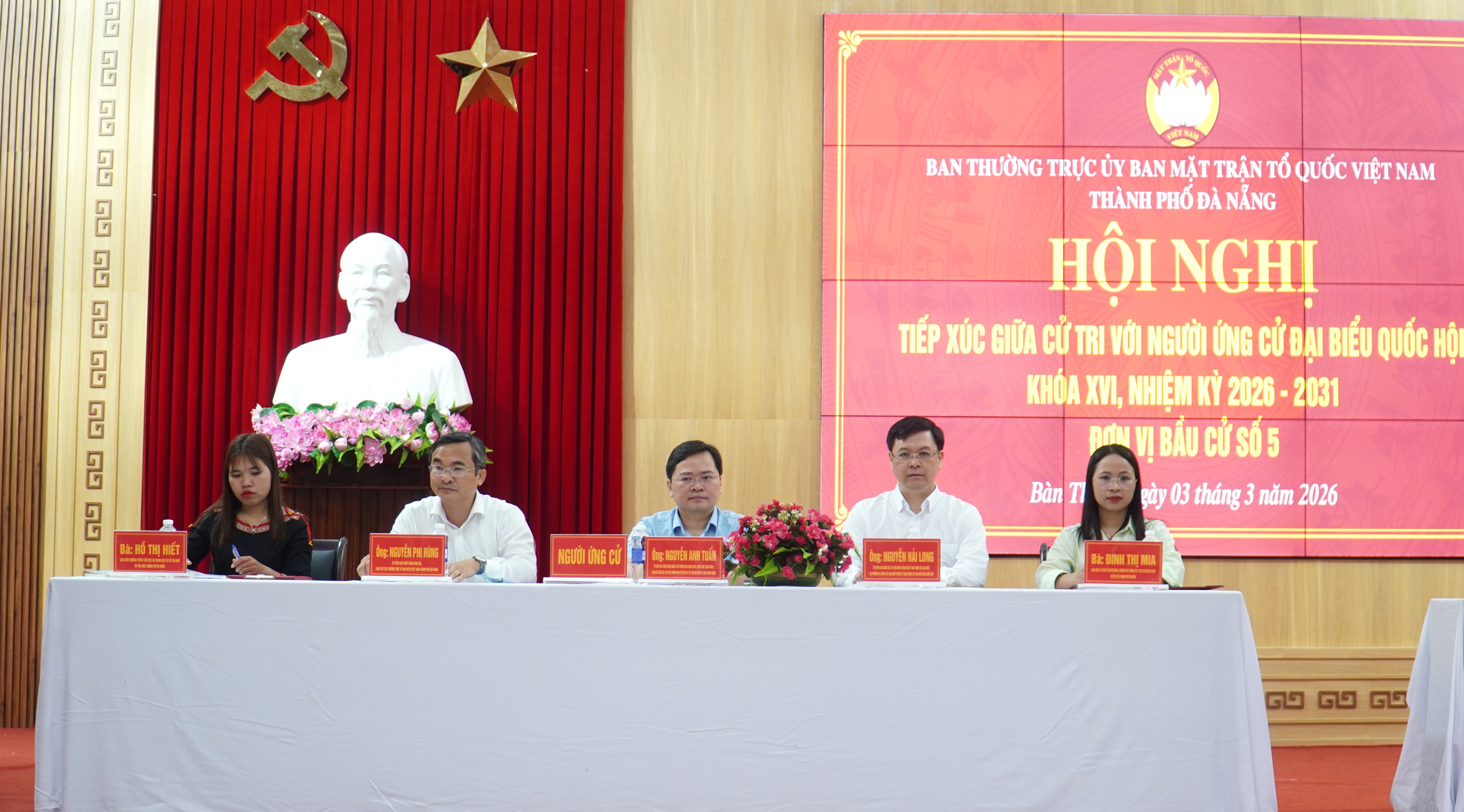 Ứng cử viên đại biểu Quốc hội tiếp xúc cử tri, vận động bầu cử tại phường Bàn Thạch