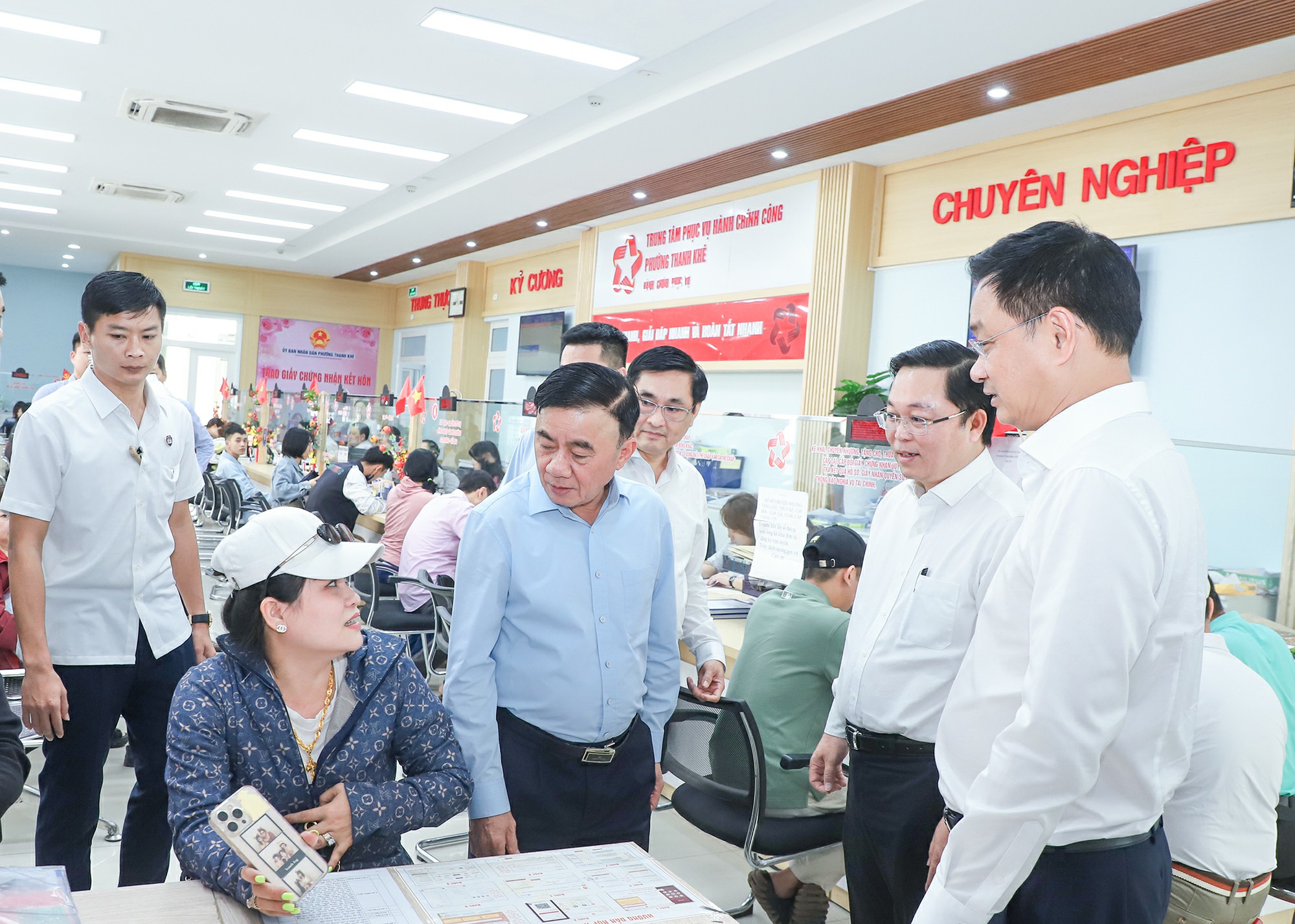 Thường trực Ban Bí thư Trần Cẩm Tú thăm, kiểm tra hoạt động Trung tâm Phục vụ hành chính công phường Thanh Khê