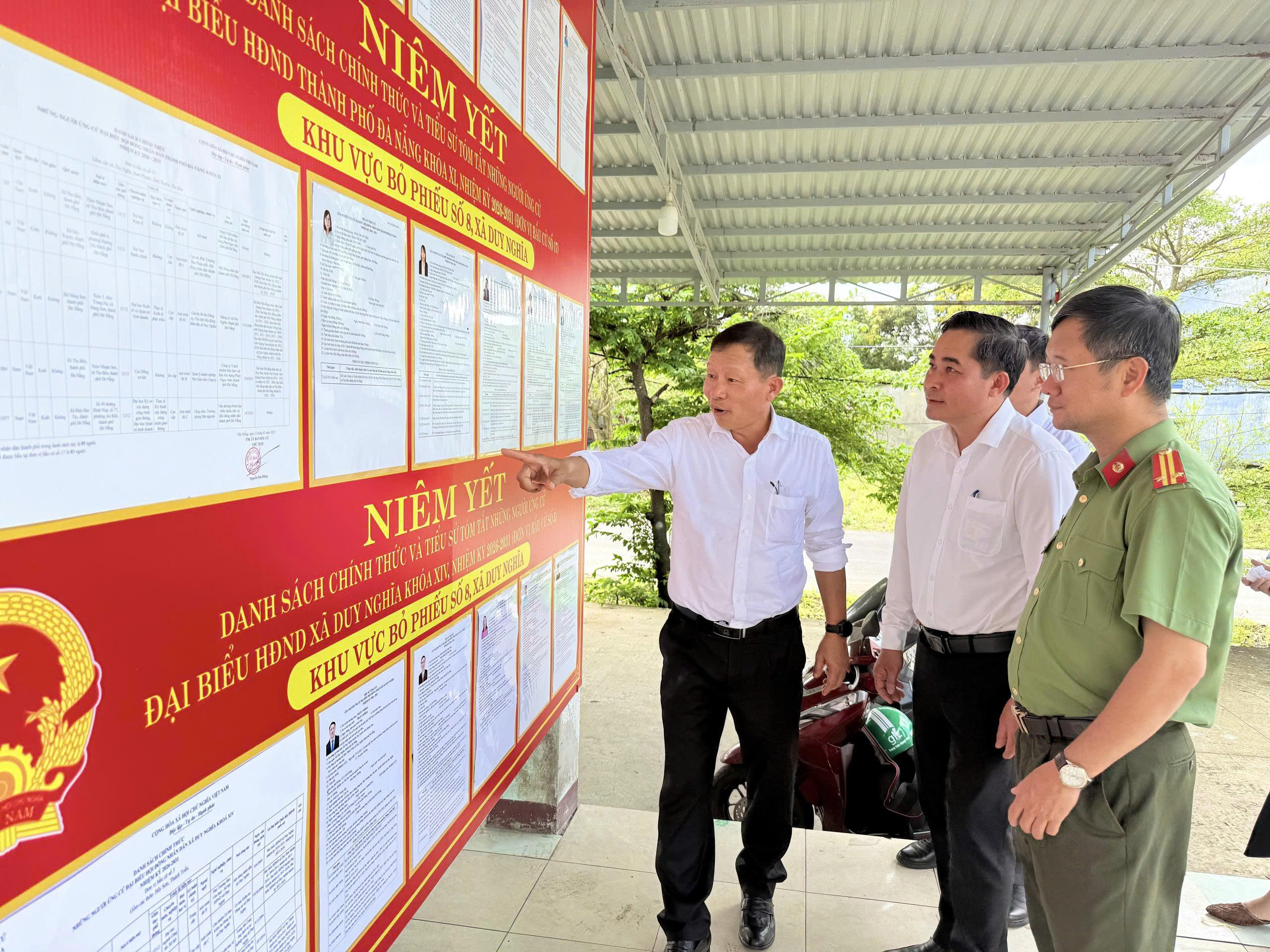 Trưởng Ban Tổ chức Thành ủy Đoàn Duy Tân kiểm tra công tác chuẩn bị bầu cử tại xã Duy Nghĩa