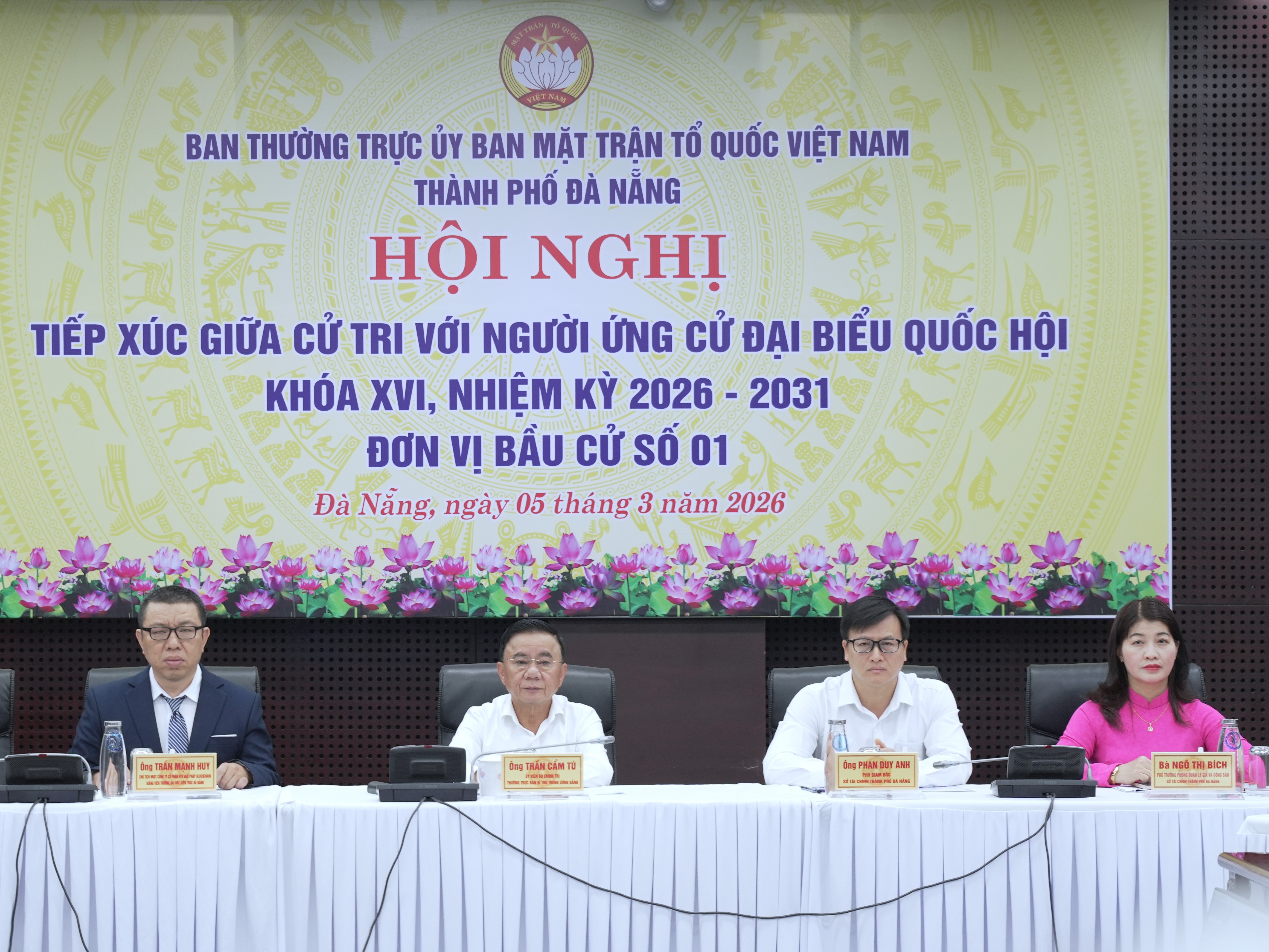 Thường trực Ban Bí thư Trần Cẩm Tú tiếp xúc cử tri đơn vị bầu cử số 01