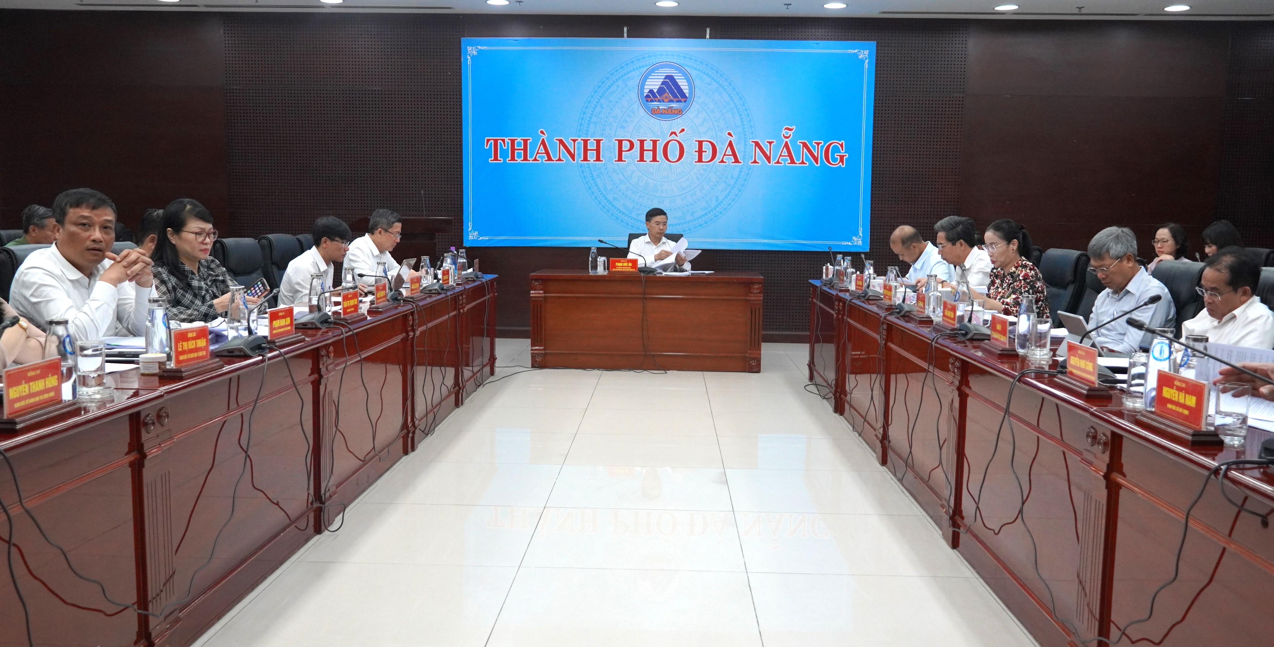 UBND thành phố xem xét nhiều nội dung quan trọng về phát triển kinh tế - xã hội