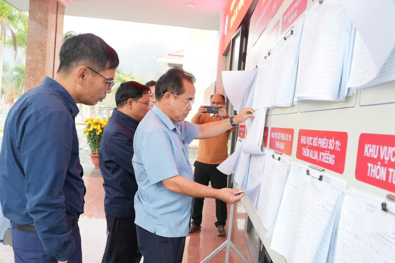 Phó Chủ tịch UBND thành phố Trần Anh Tuấn kiểm tra công tác bầu cử tại xã Tây Giang và Hùng Sơn