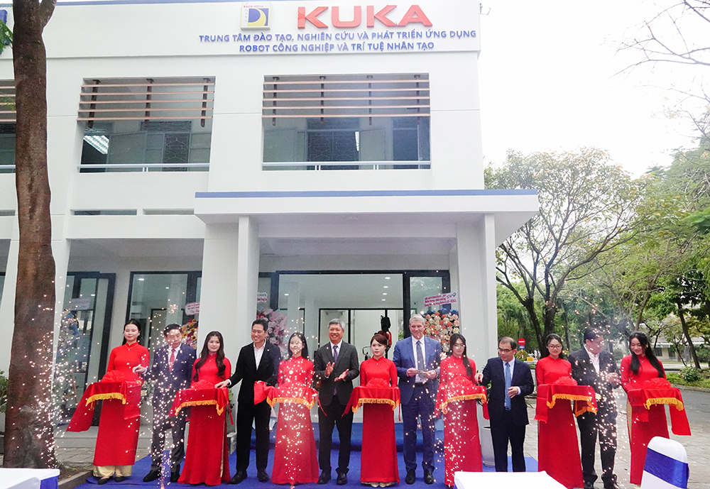 Khai trương Trung tâm đào tạo và nghiên cứu robot, trí tuệ nhân tạo tại Đà Nẵng