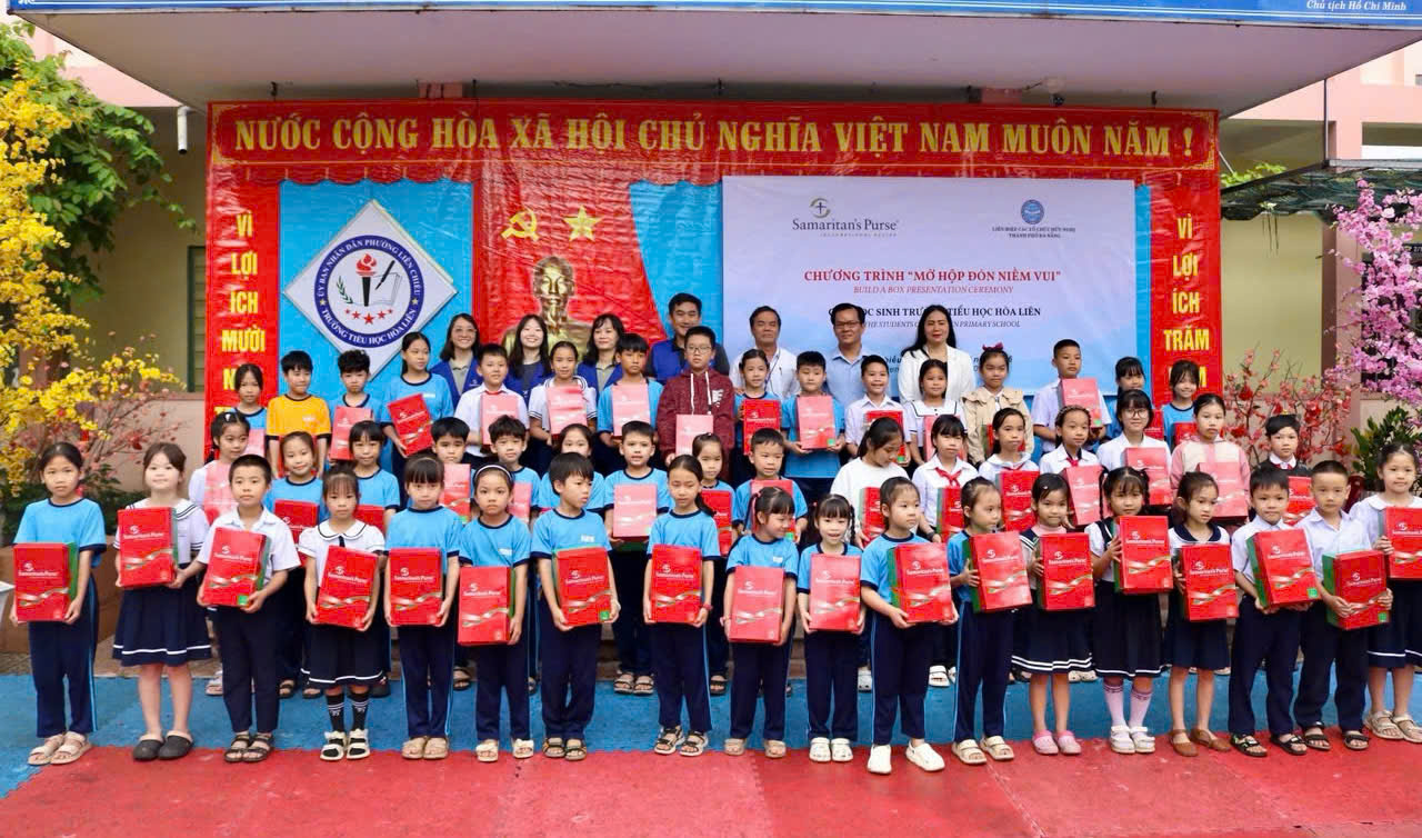 Hơn 7.300 học sinh tiểu học nhận quà từ chương trình “Mở hộp đón niềm vui”