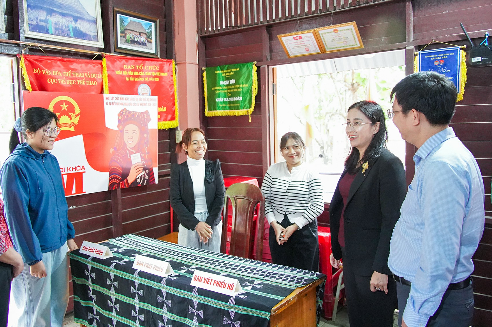 Phó Chủ tịch UBND thành phố Nguyễn Thị Anh Thi kiểm tra công tác chuẩn bị bầu cử tại các phường Hòa Khánh, Liên Chiểu, Hải Vân