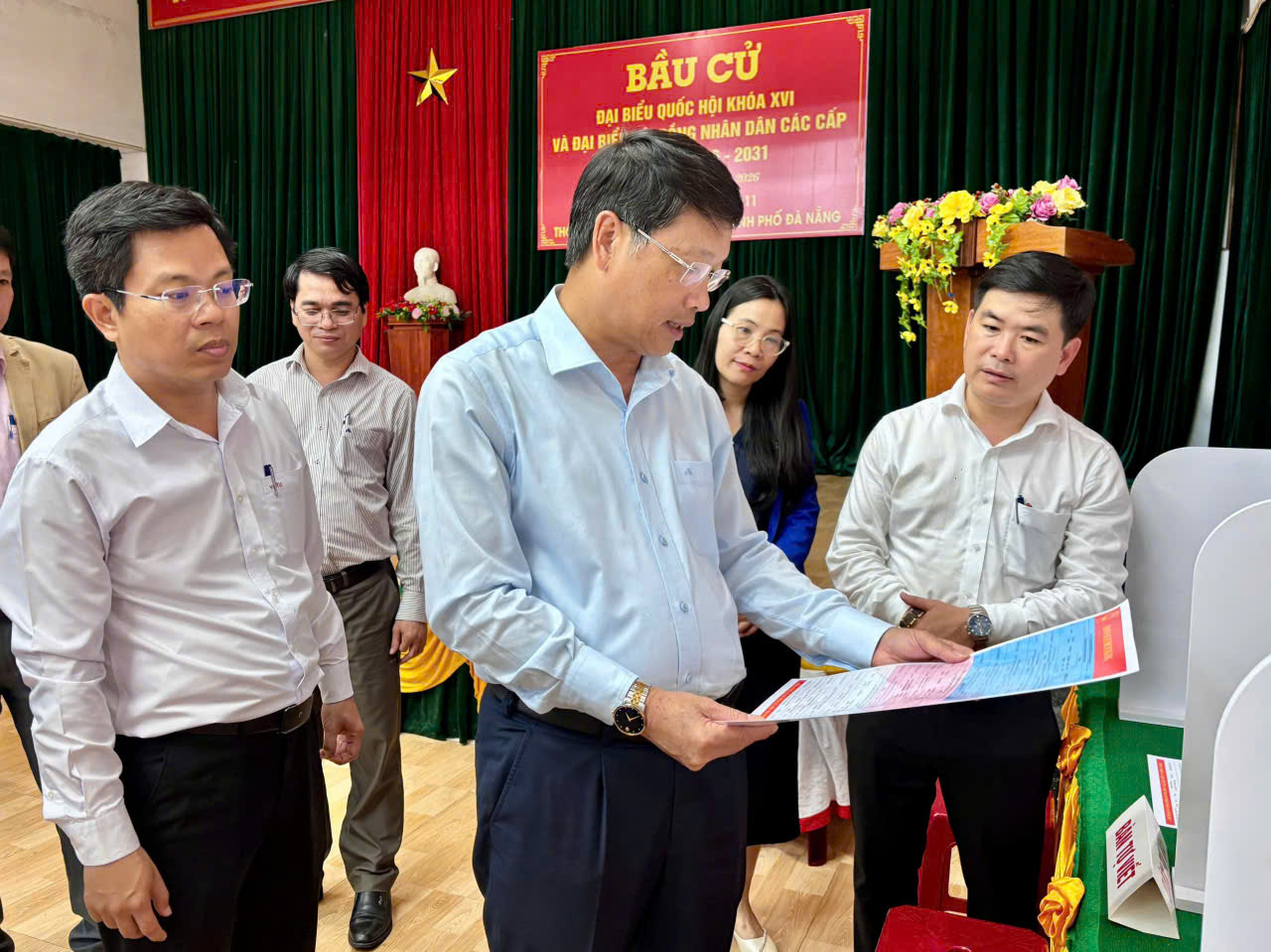 Phó Bí thư Thành ủy Ngô Xuân Thắng kiểm tra công tác chuẩn bị bầu cử tại xã Hiệp Đức, Phước Hiệp và Khâm Đức