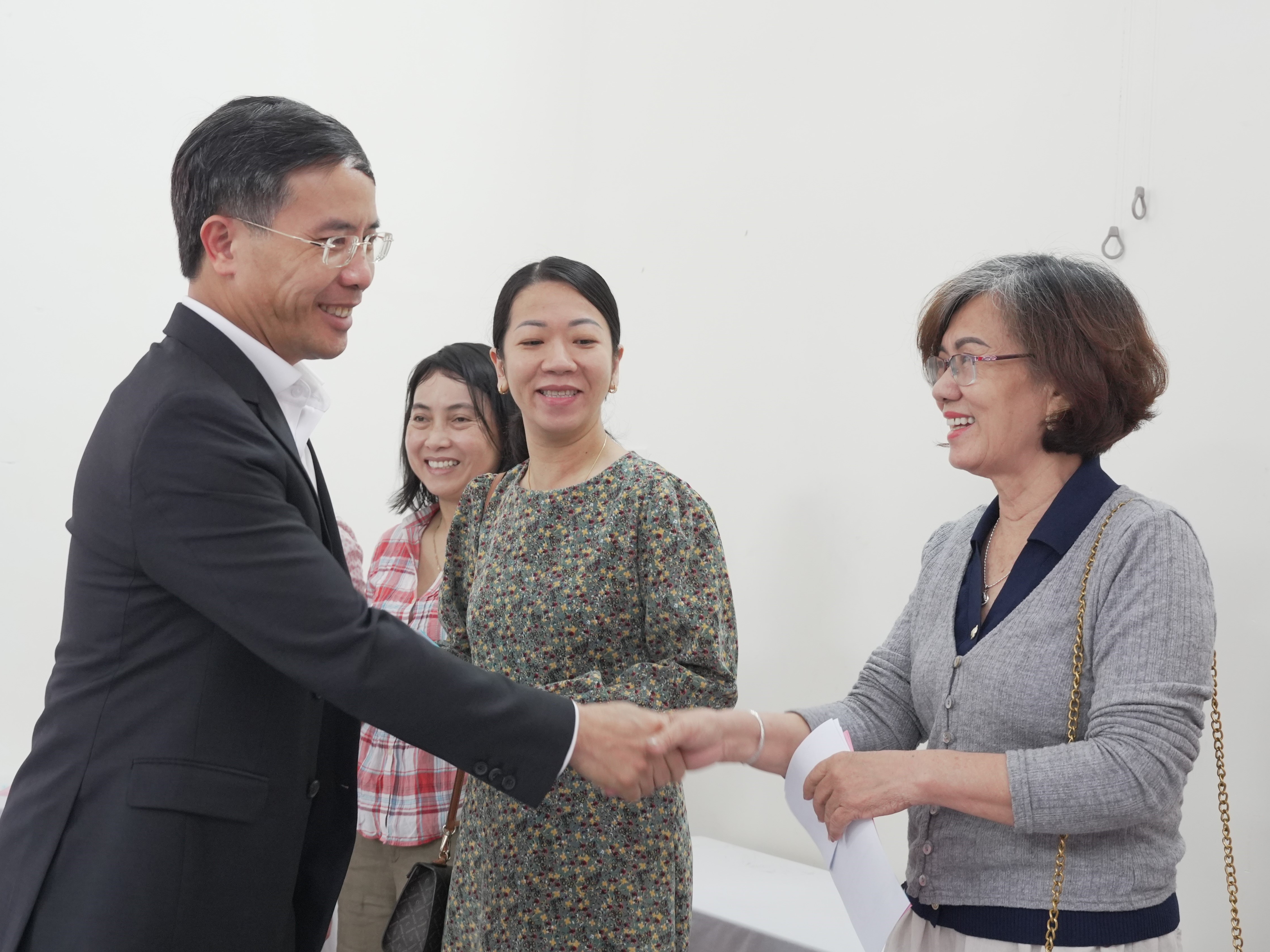 Chủ tịch UBND thành phố Phạm Đức Ấn kiểm tra công tác bầu cử tại phường Cẩm Lệ và Hòa Khánh