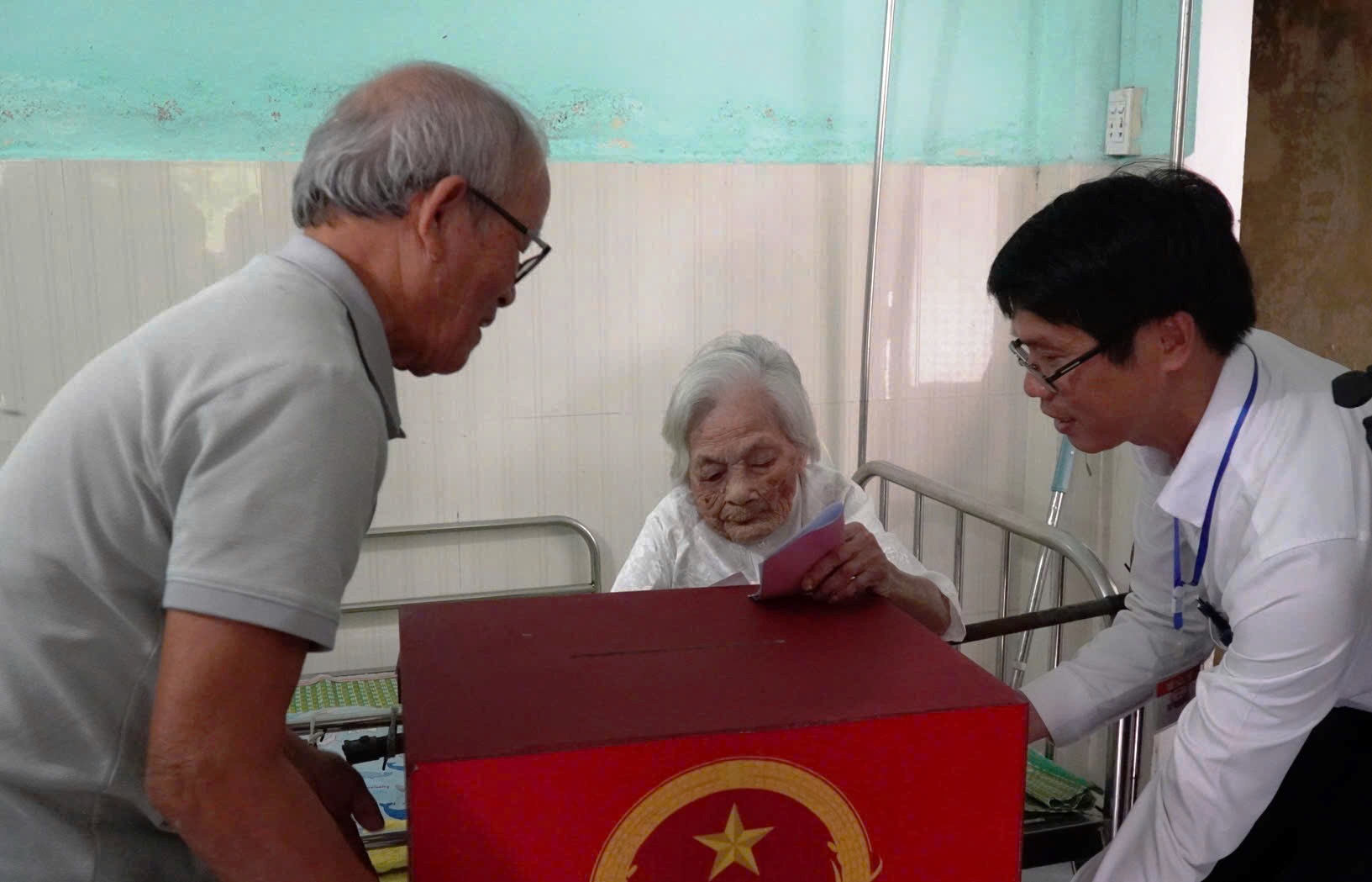 Cụ bà 116 tuổi tại xã Hòa Vang tự tay bỏ phiếu trong Ngày hội non sông