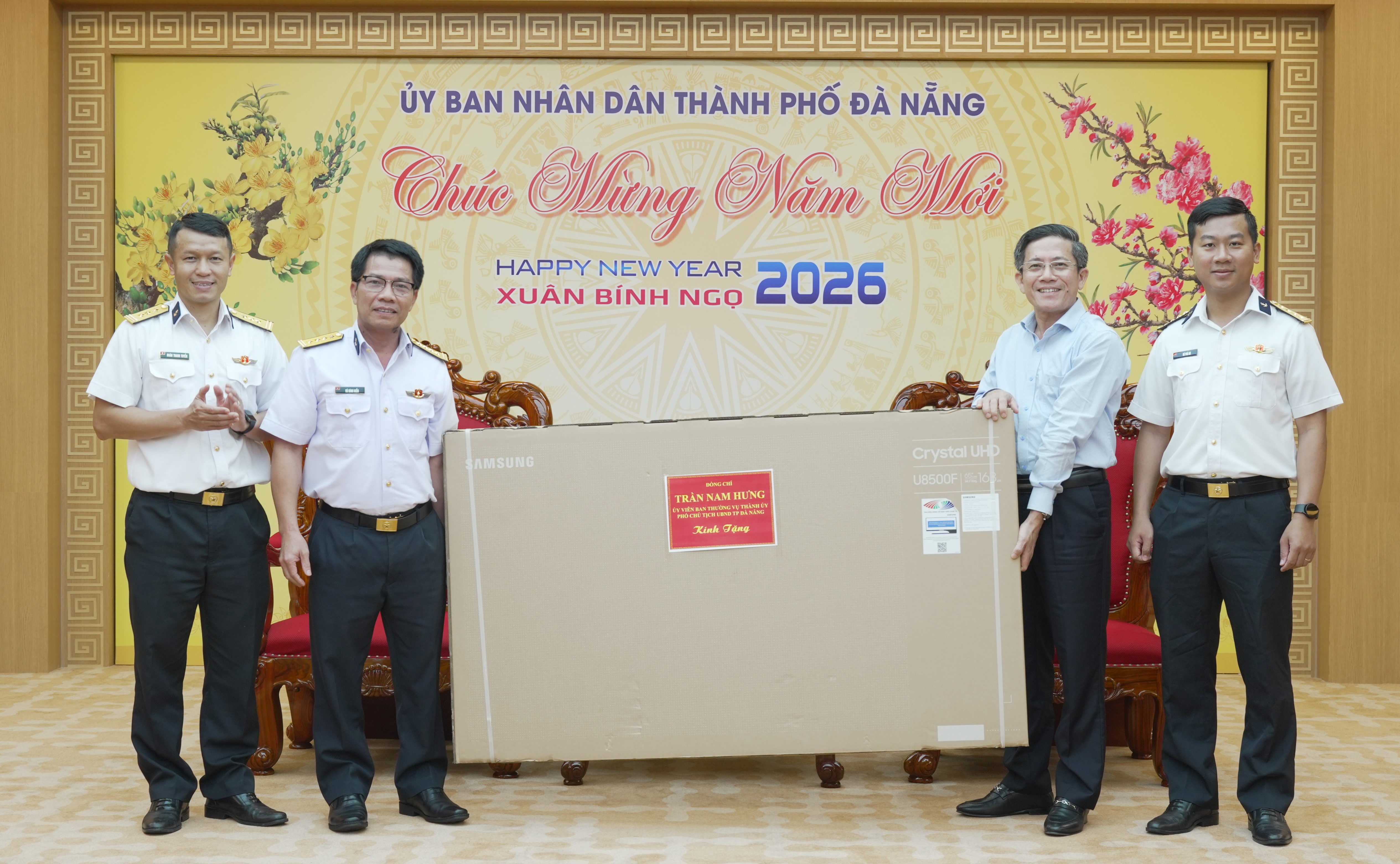 Phó Chủ tịch UBND thành phố Trần Nam Hưng tặng quà cán bộ, chiến sĩ Vùng 3 Hải quân