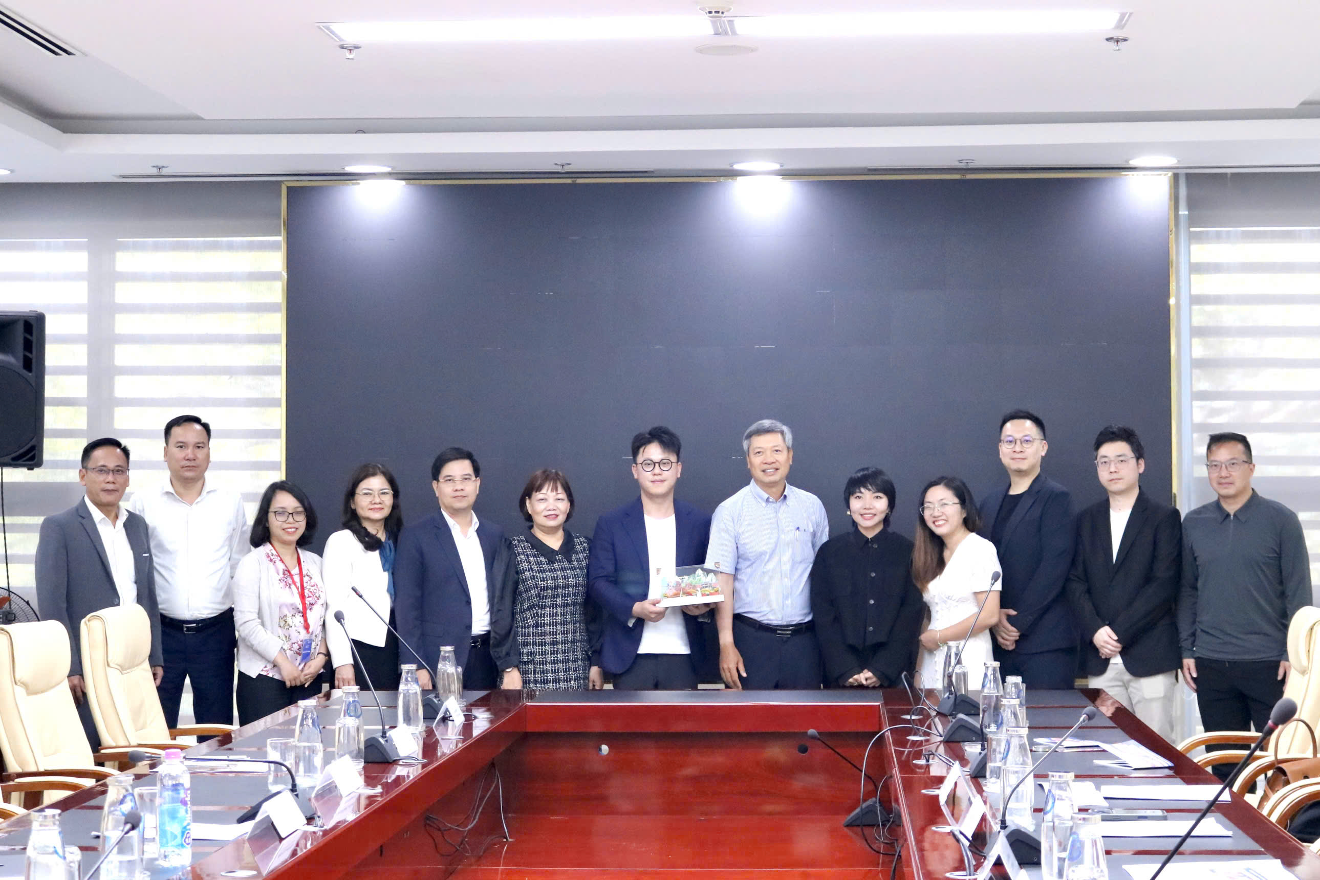 Phó Chủ tịch UBND thành phố Hồ Quang Bửu làm việc với Công ty Victory Securities