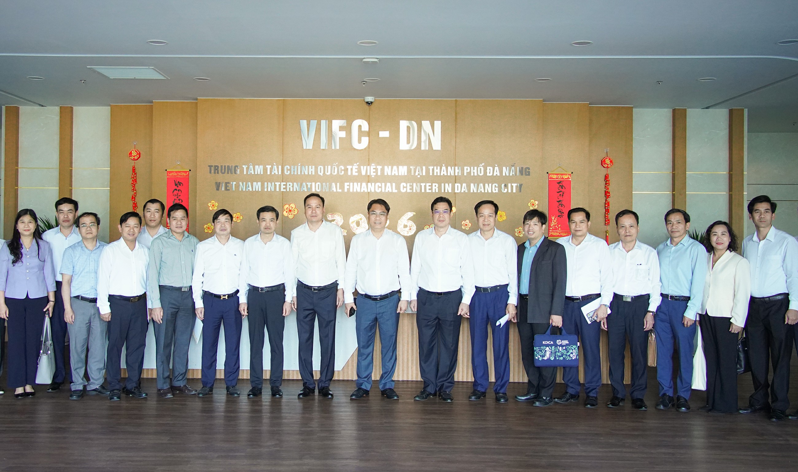 Đoàn công tác Tỉnh ủy Cao Bằng thăm và làm việc với cơ quan điều hành Trung tâm Tài chính Quốc tế Việt Nam tại Đà Nẵng