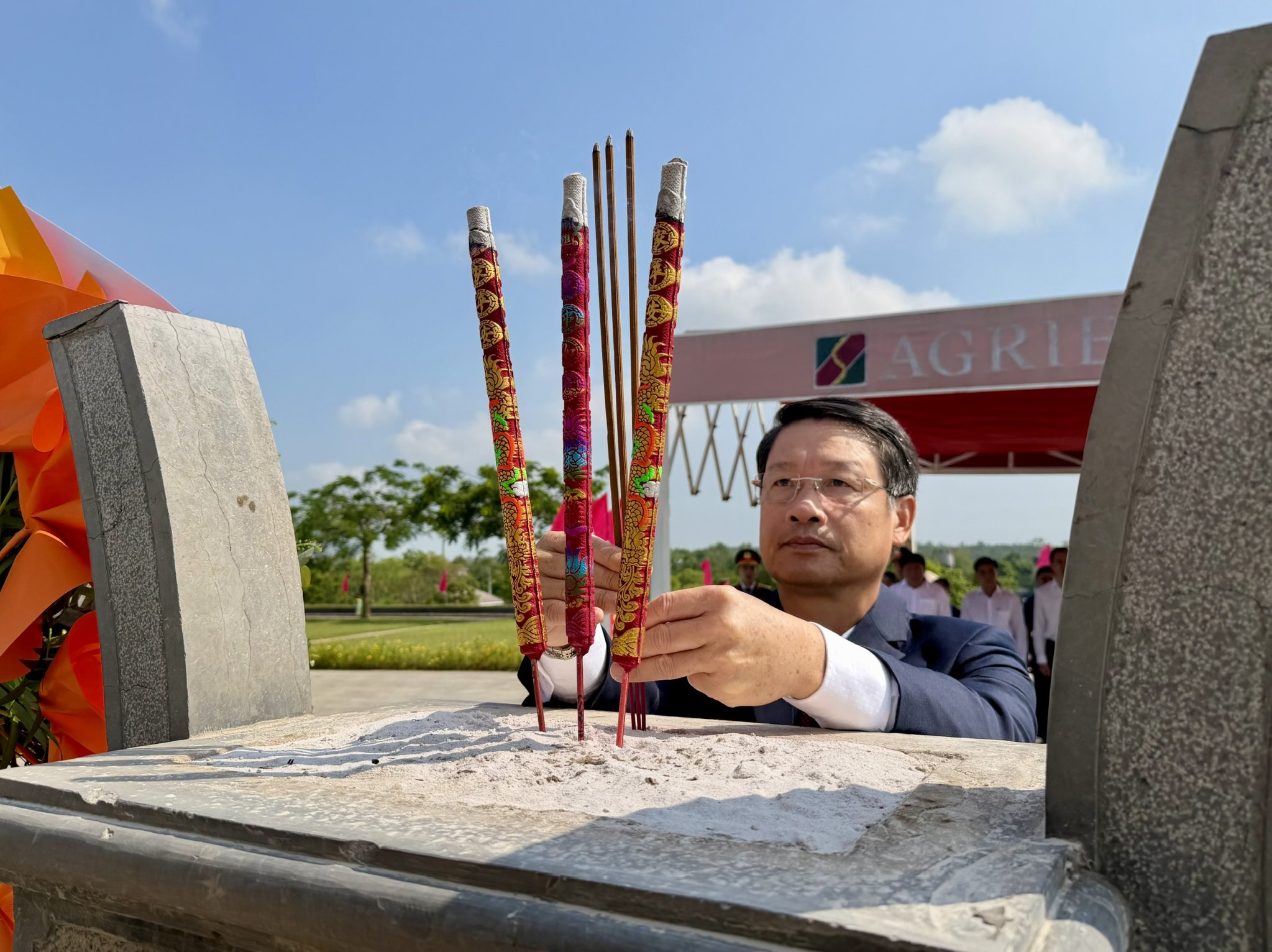 Lãnh đạo thành phố dâng hương tri ân các anh hùng liệt sĩ