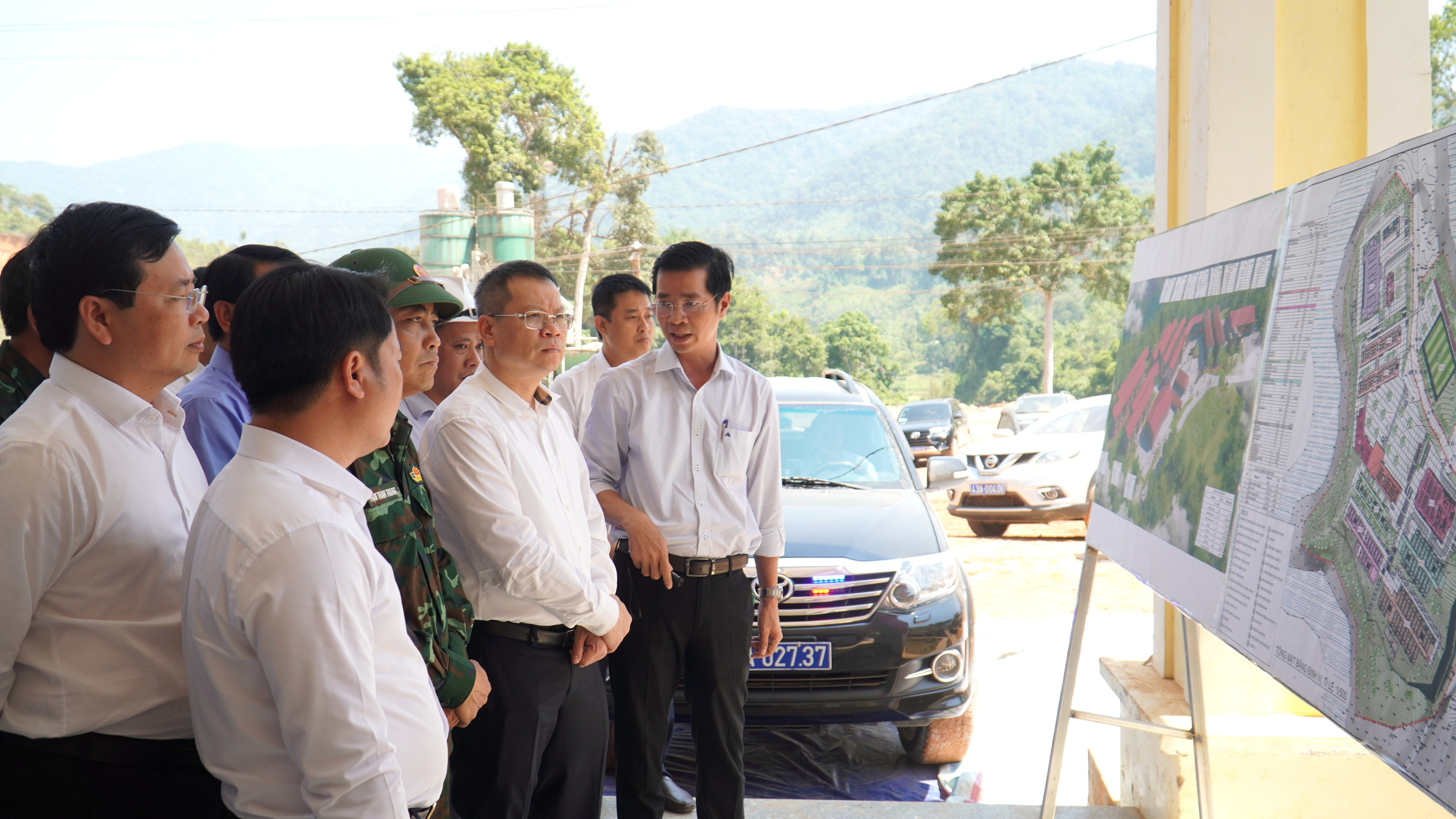 Phó Bí thư Thành ủy Nguyễn Mạnh Hùng kiểm tra tiến độ thi công các trường nội trú liên cấp miền núi