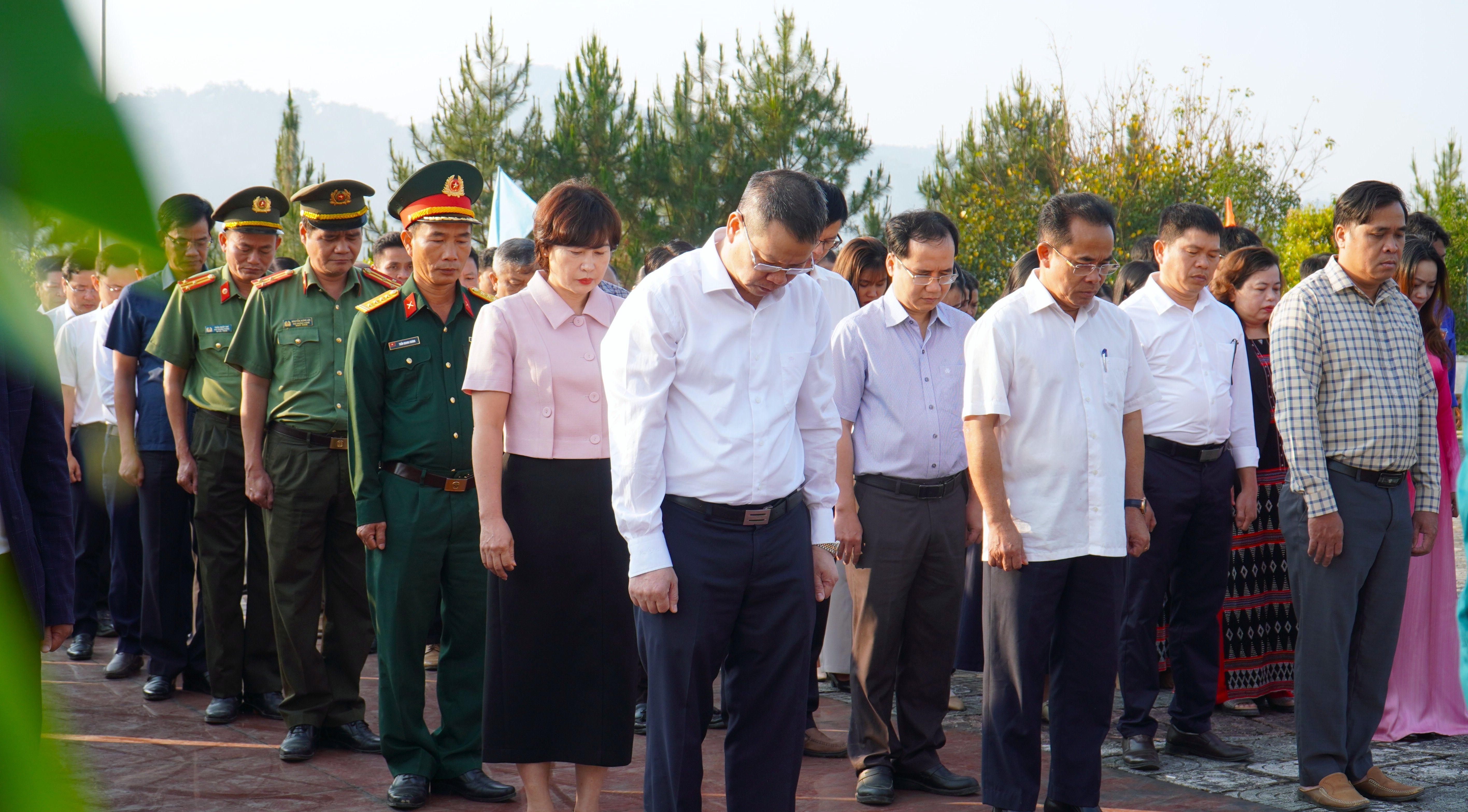 Phó Bí thư Thành ủy Nguyễn Mạnh Hùng dâng hương tại Đài Tưởng niệm liệt sĩ Tây Giang