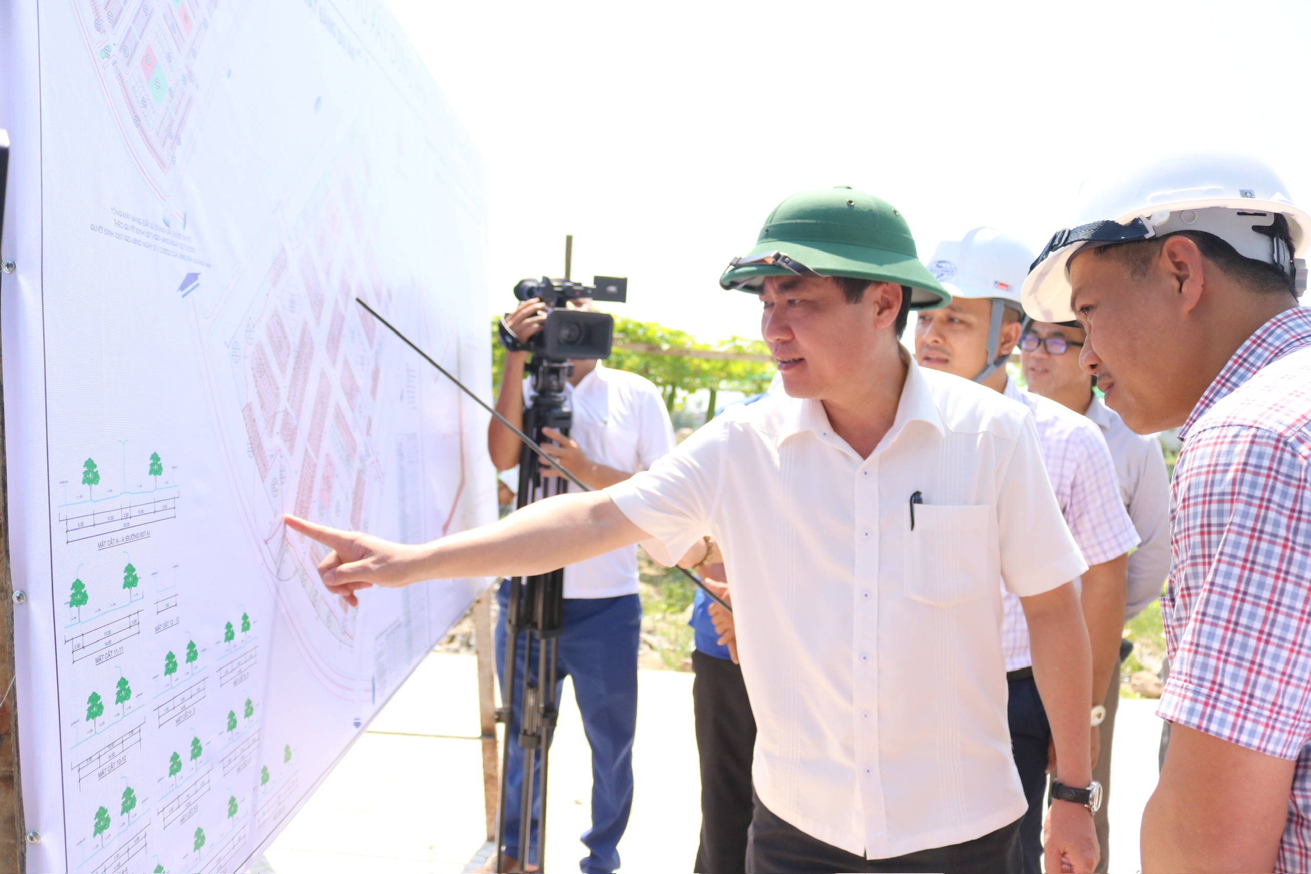 Phó Chủ tịch UBND thành phố Phan Thái Bình kiểm tra tiến độ các dự án tại phường Điện Bàn Đông