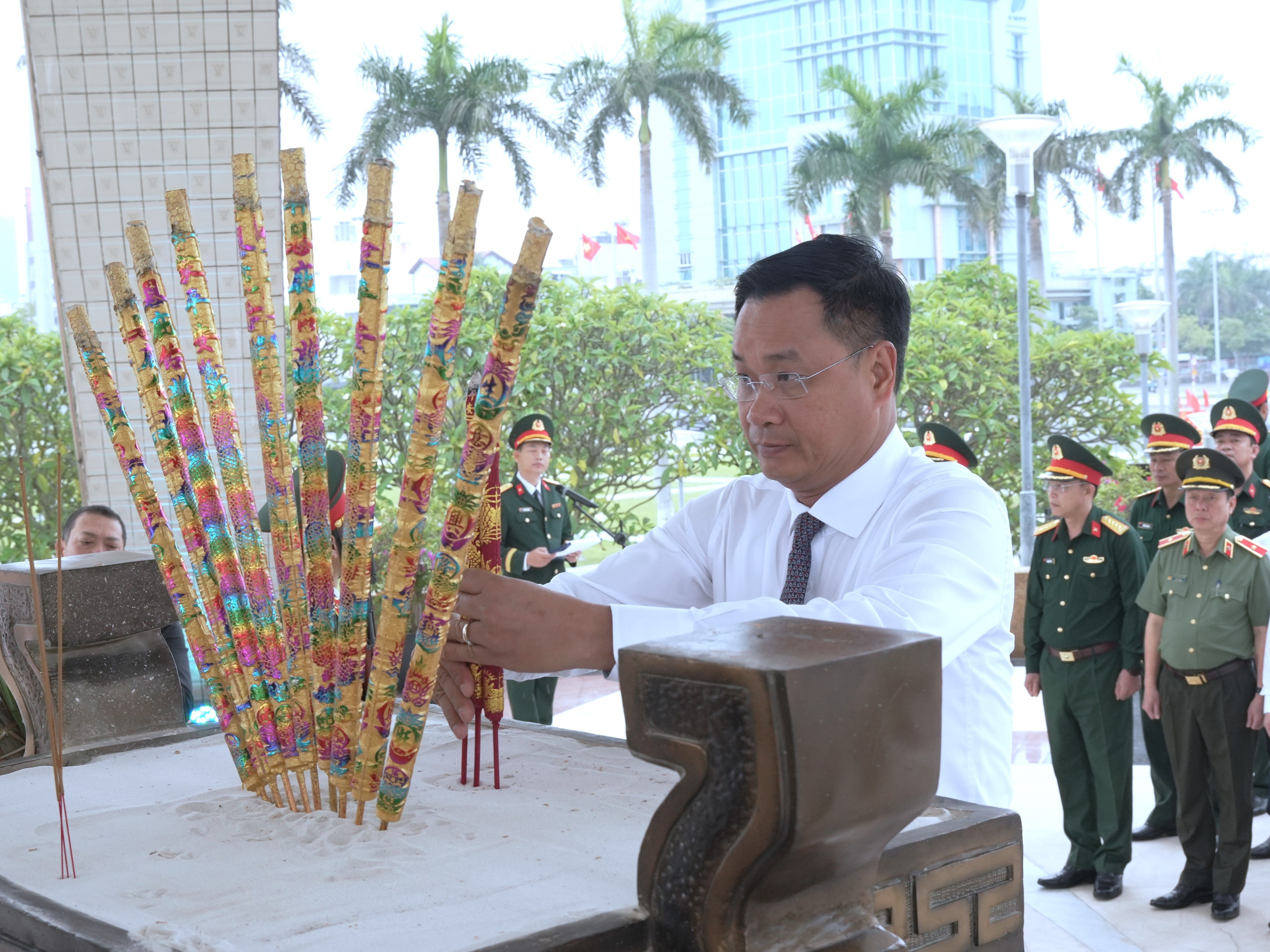 Lãnh đạo thành phố dâng hương tưởng niệm anh hùng liệt sĩ