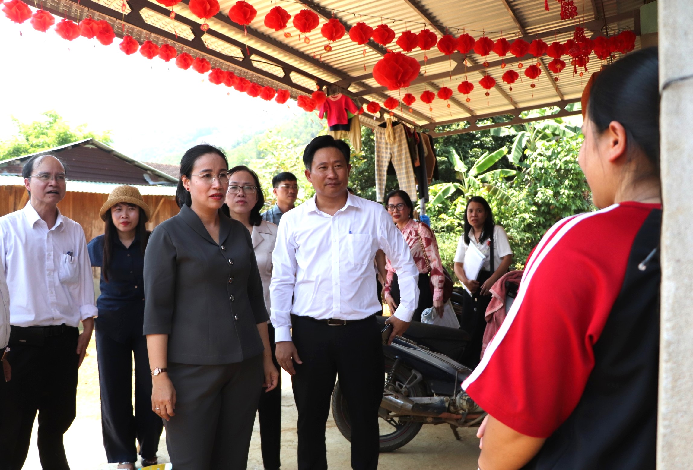 Phó Chủ tịch UBND thành phố Nguyễn Thị Anh Thi kiểm tra thực tế công tác phòng, chống ngộ độc thực phẩm