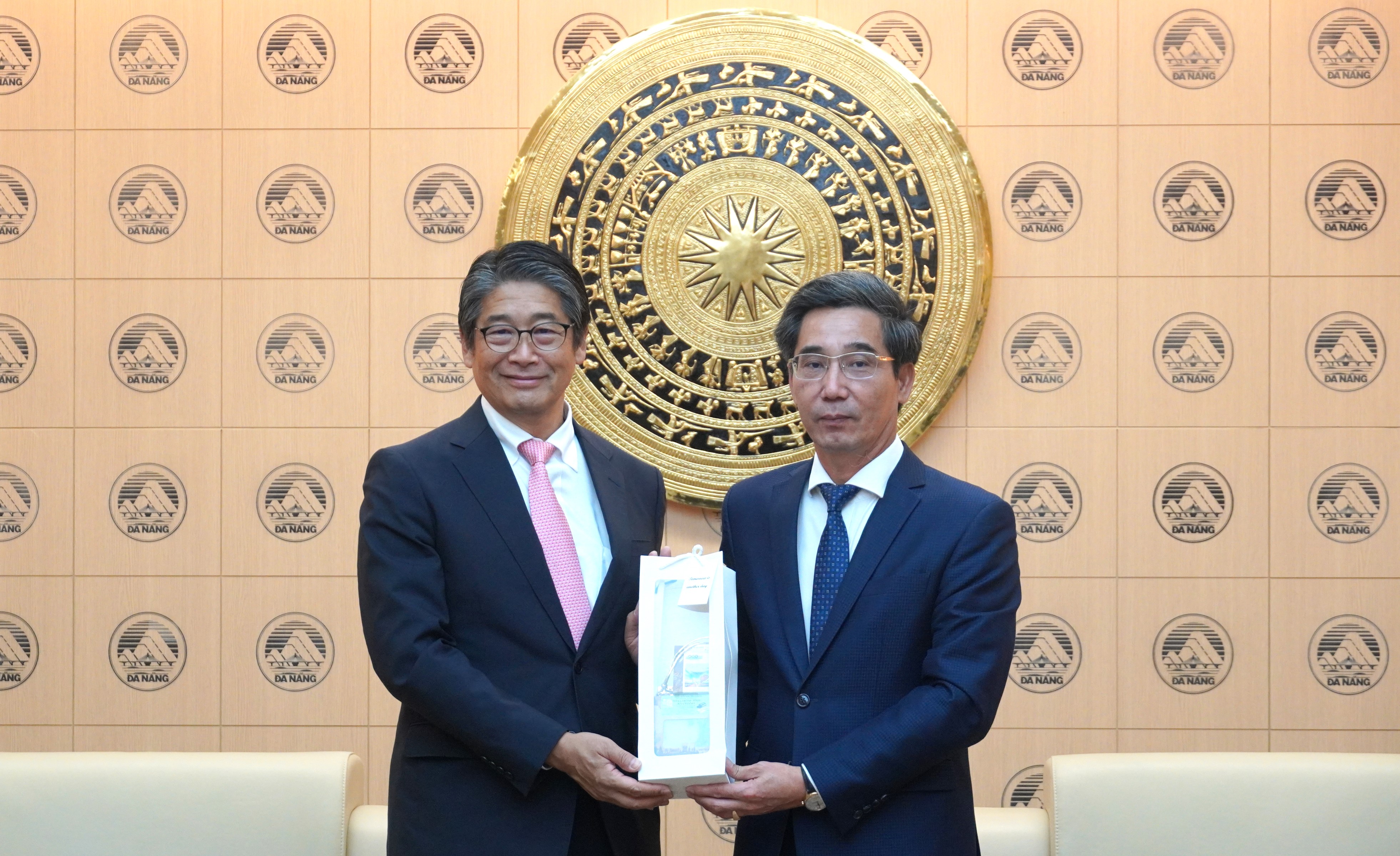 Phó Chủ tịch UBND thành phố Trần Chí Cường&nbsp;tiếp Đại sứ Đặc mệnh toàn quyền Nhật Bản tại Việt Nam