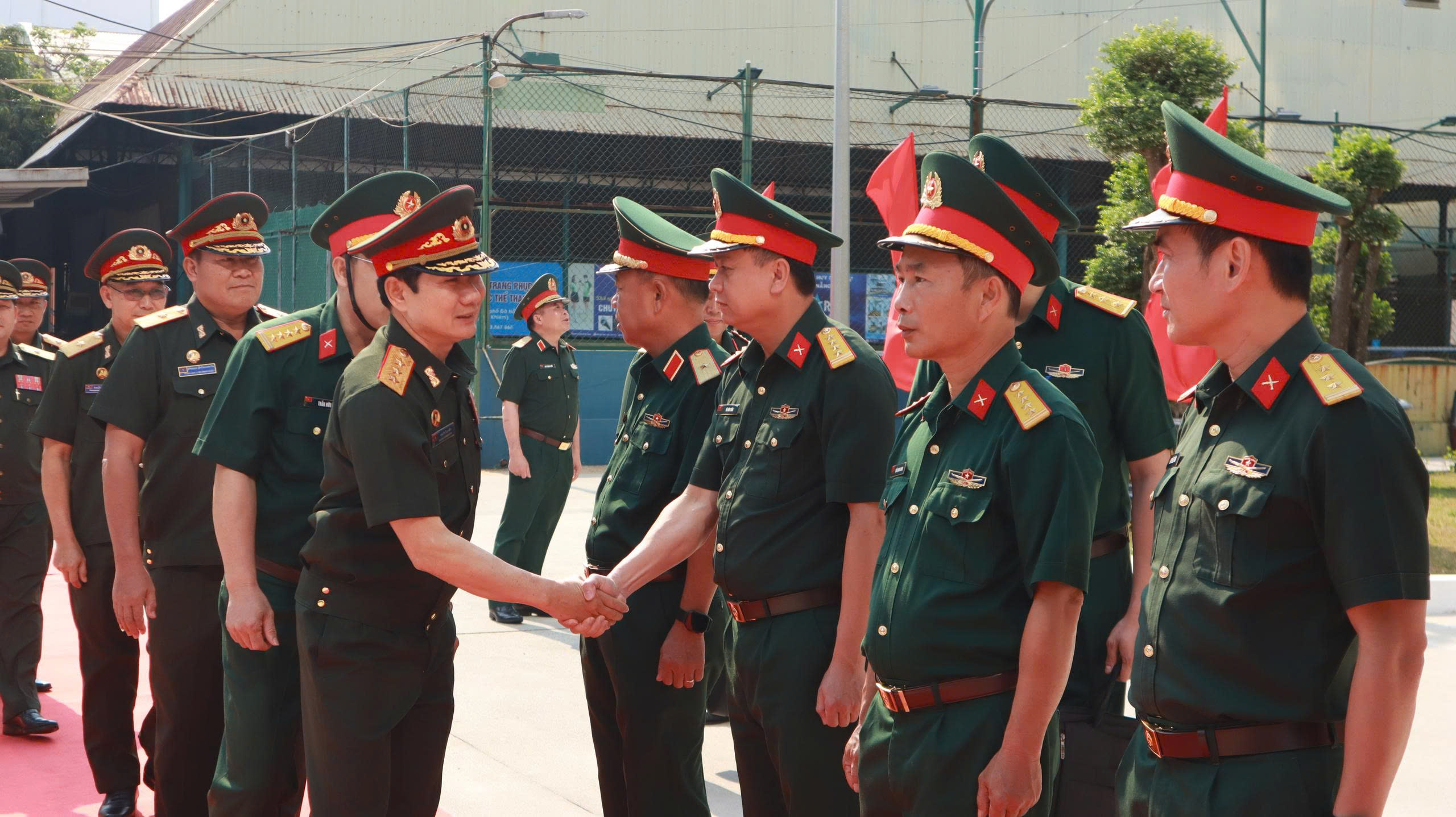 Đoàn công tác Bộ Quốc phòng Quân đội Nhân dân Lào thăm Bộ Chỉ huy Quân sự thành phố