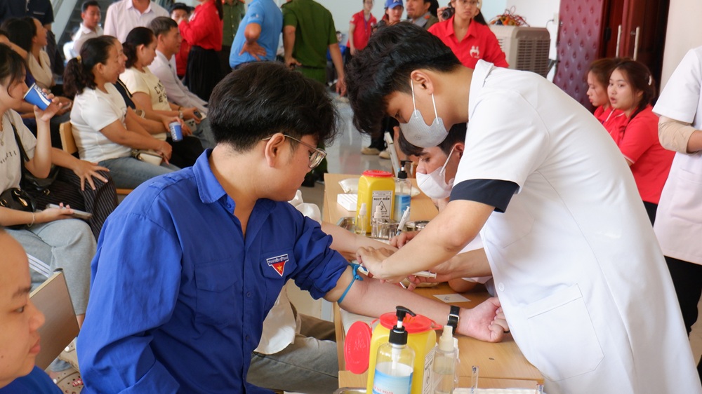 Gần&nbsp;300 người tham gia hiến máu tình nguyện