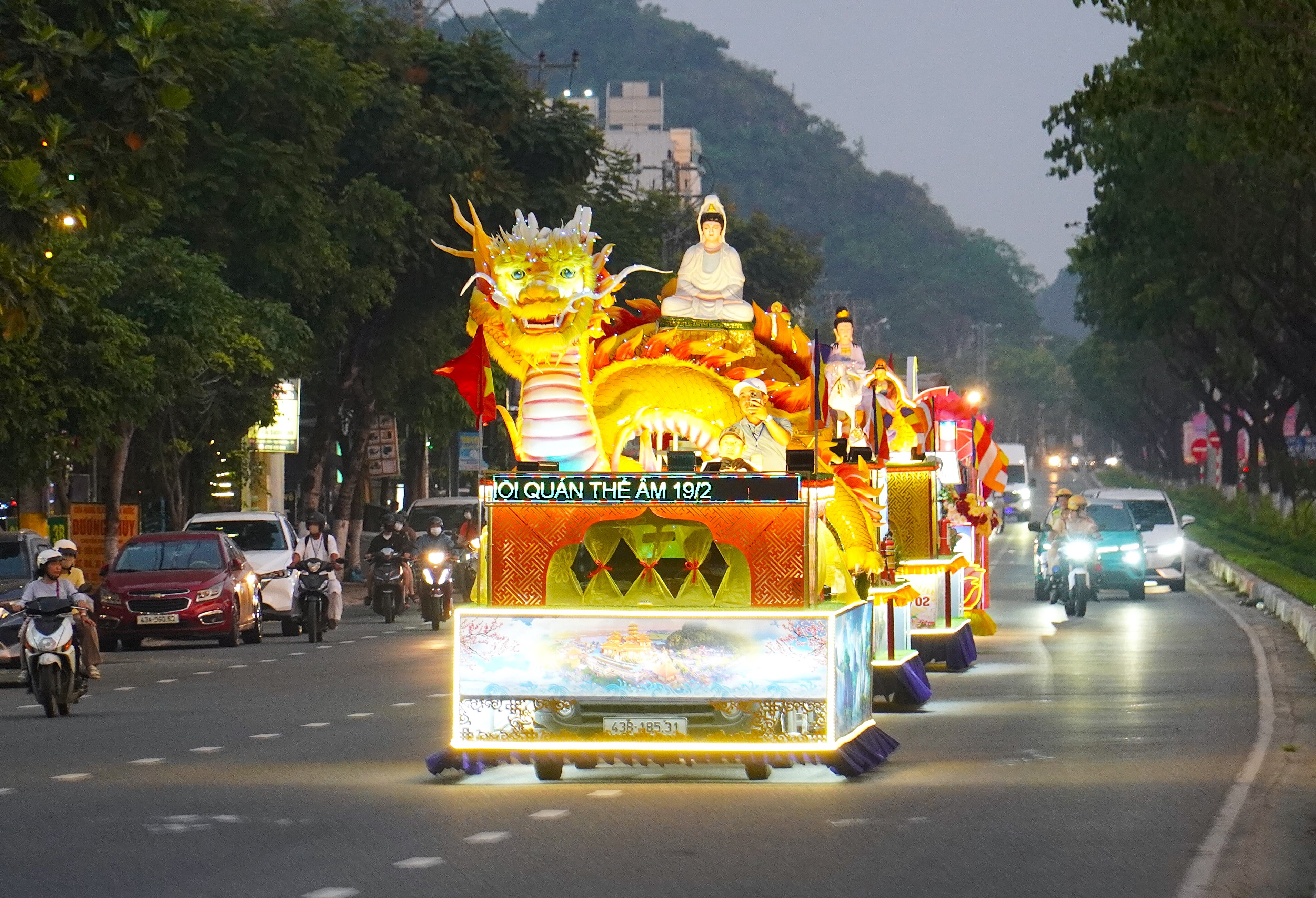 Diễu hành xe hoa Lễ hội Quán Thế Âm 2026