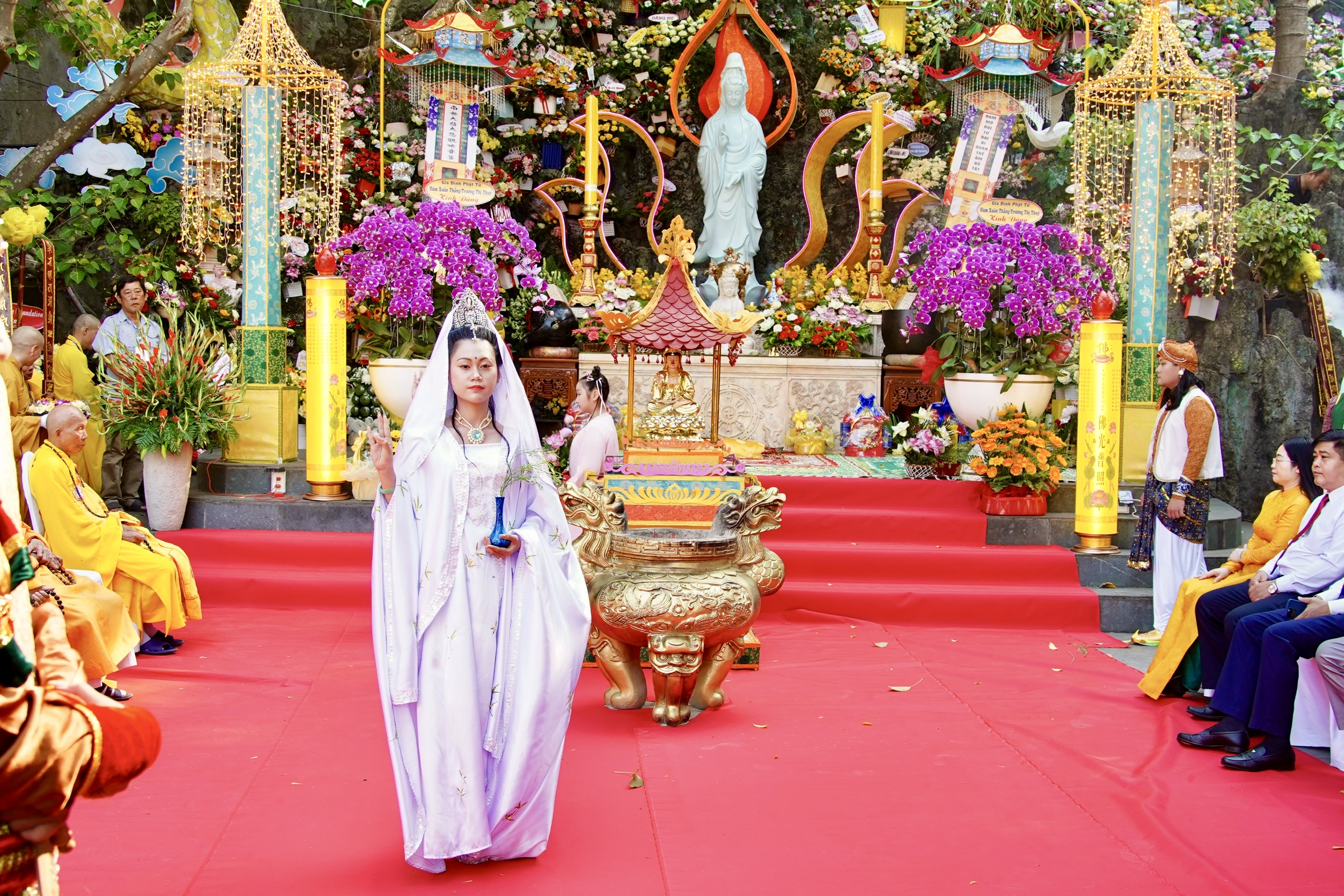 Lễ vía Đức Bồ Tát Quán Thế Âm thu hút đông đảo Phật tử, du khách