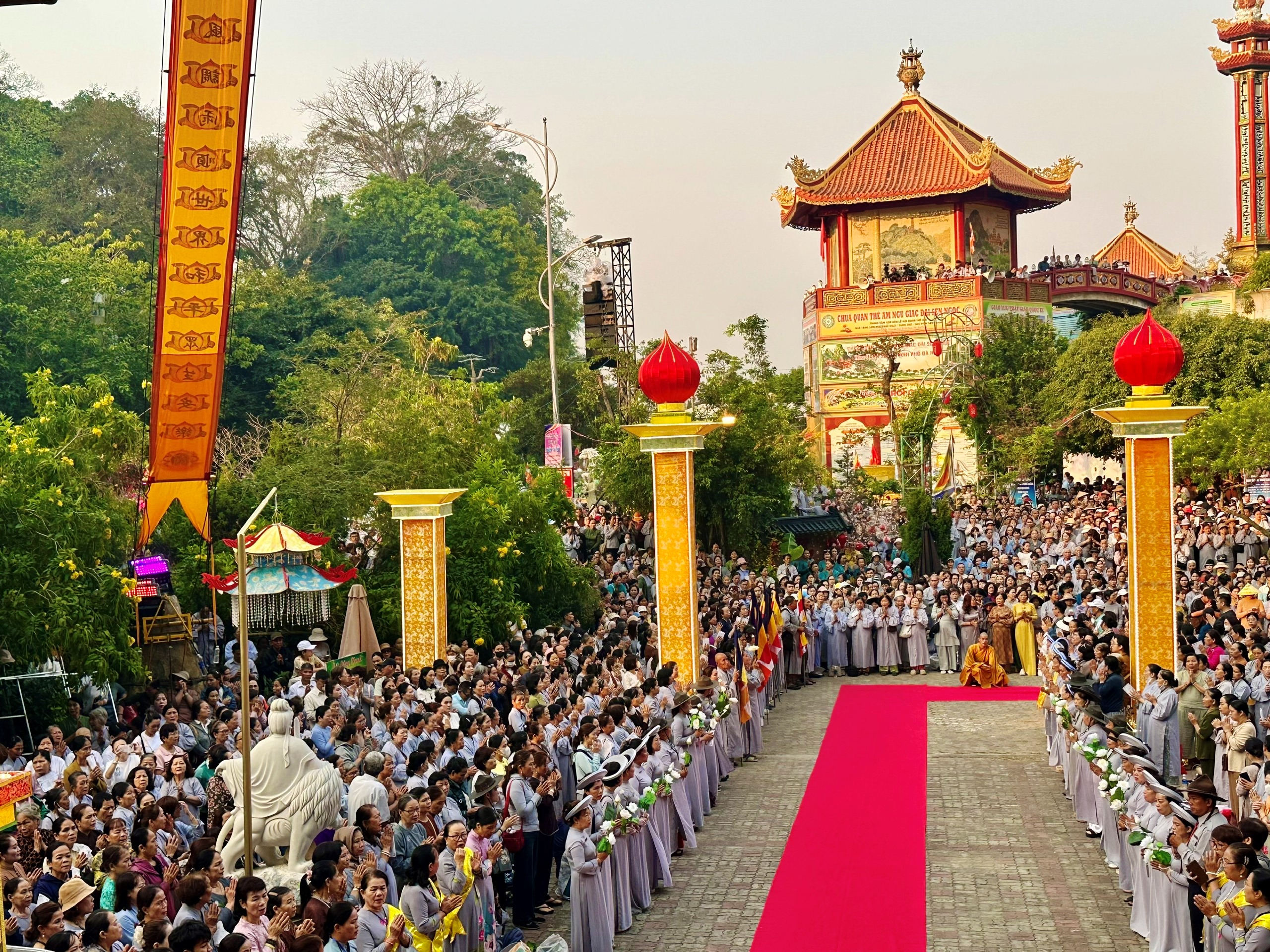 Gửi gắm ước nguyện bình an tại Lễ hội Quán Thế Âm