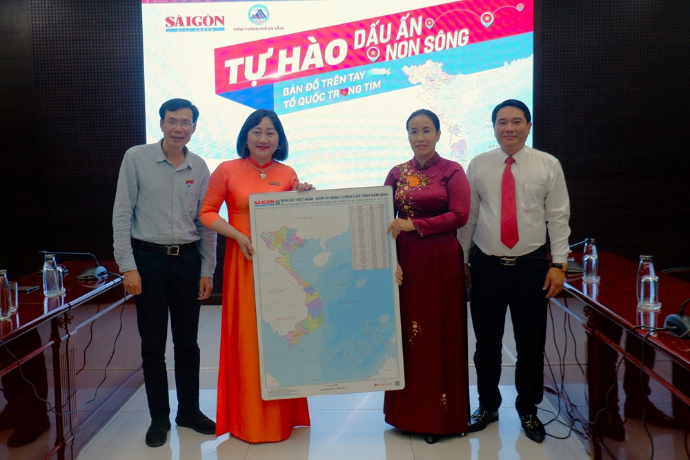 Báo Sài Gòn Giải Phóng trao tặng 25 bản đồ Việt Nam cho thành phố Đà Nẵng