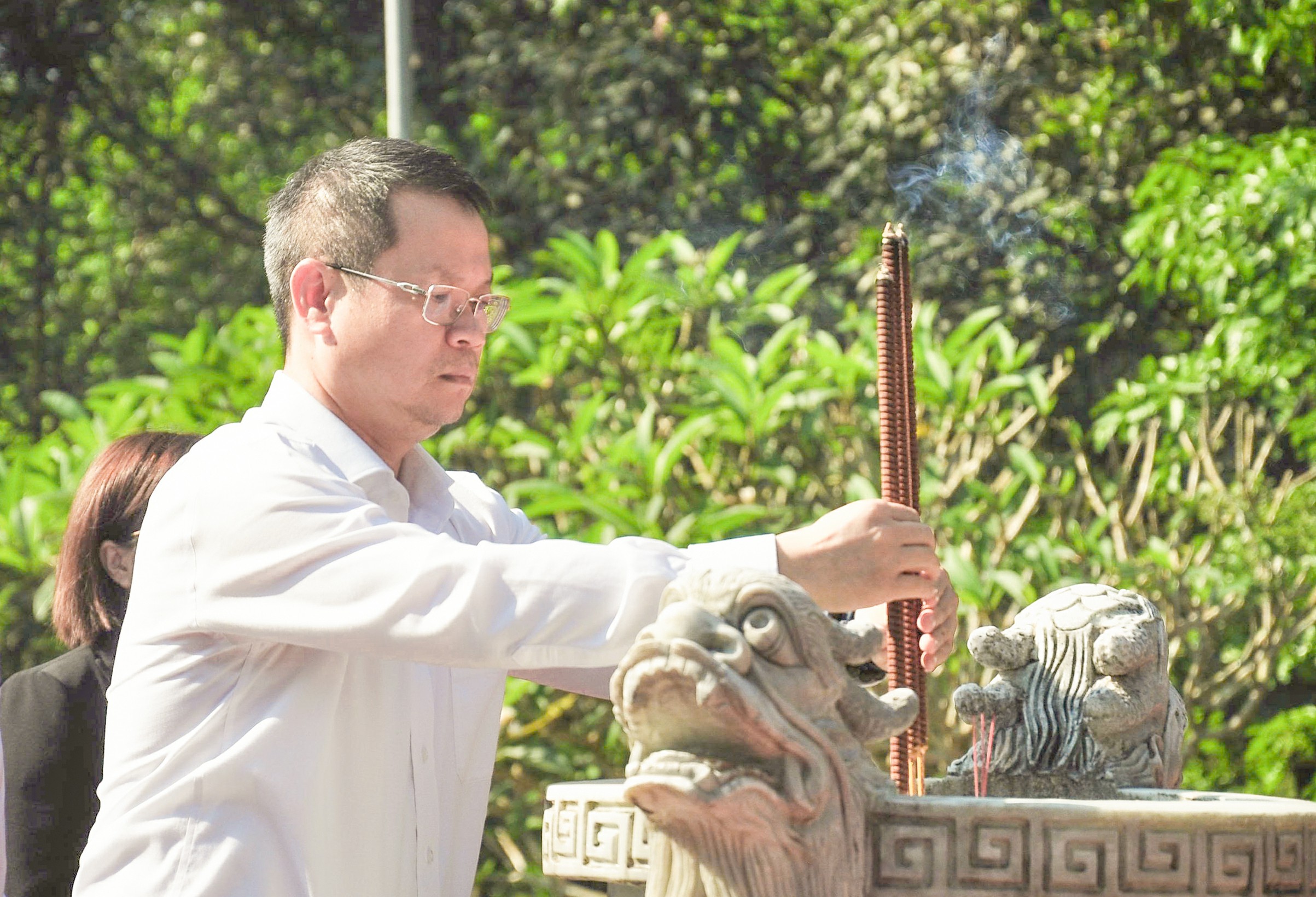 Phó Bí thư Thành uỷ Nguyễn Mạnh Hùng dâng hương tại Bia di tích Ban Kiểm tra Khu ủy Khu V