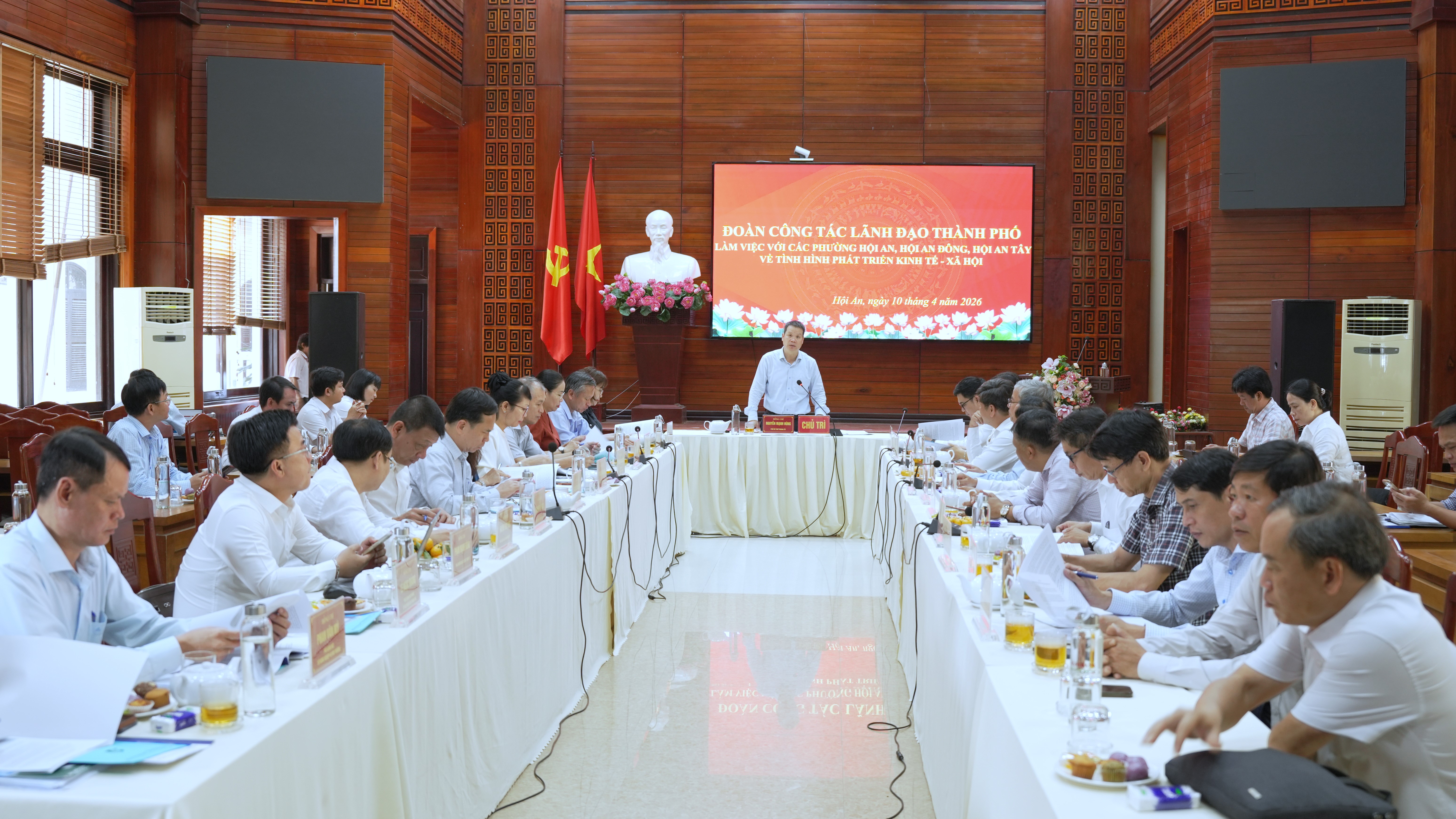 Phó Bí thư Thành uỷ Nguyễn Mạnh Hùng làm việc với các địa phương khu vực Hội An