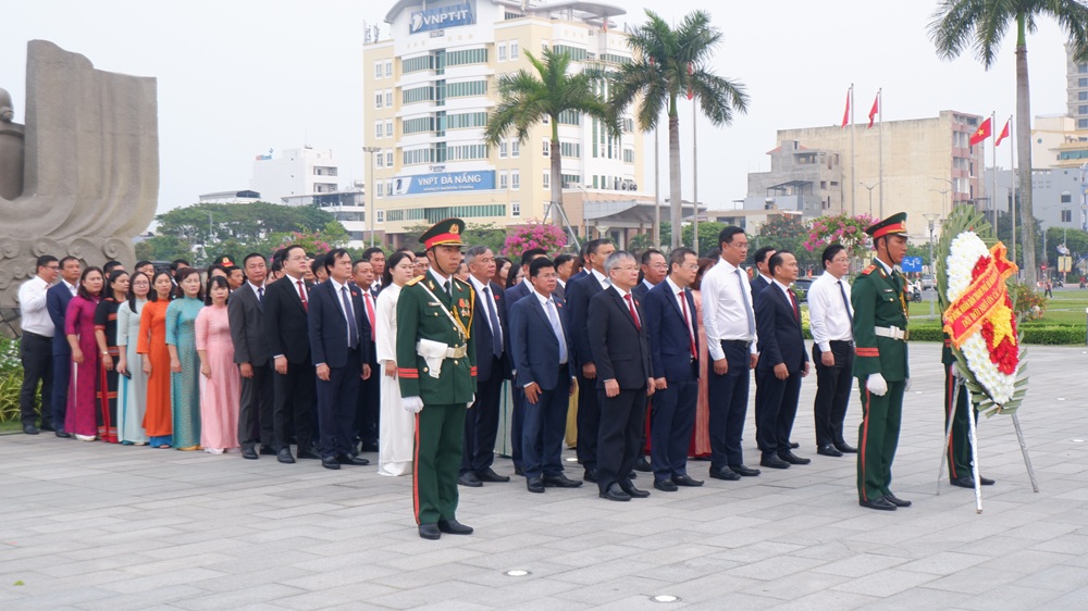 Đoàn đại biểu dự kỳ họp HĐND thành phố dâng hương tưởng niệm các anh hùng liệt sĩ