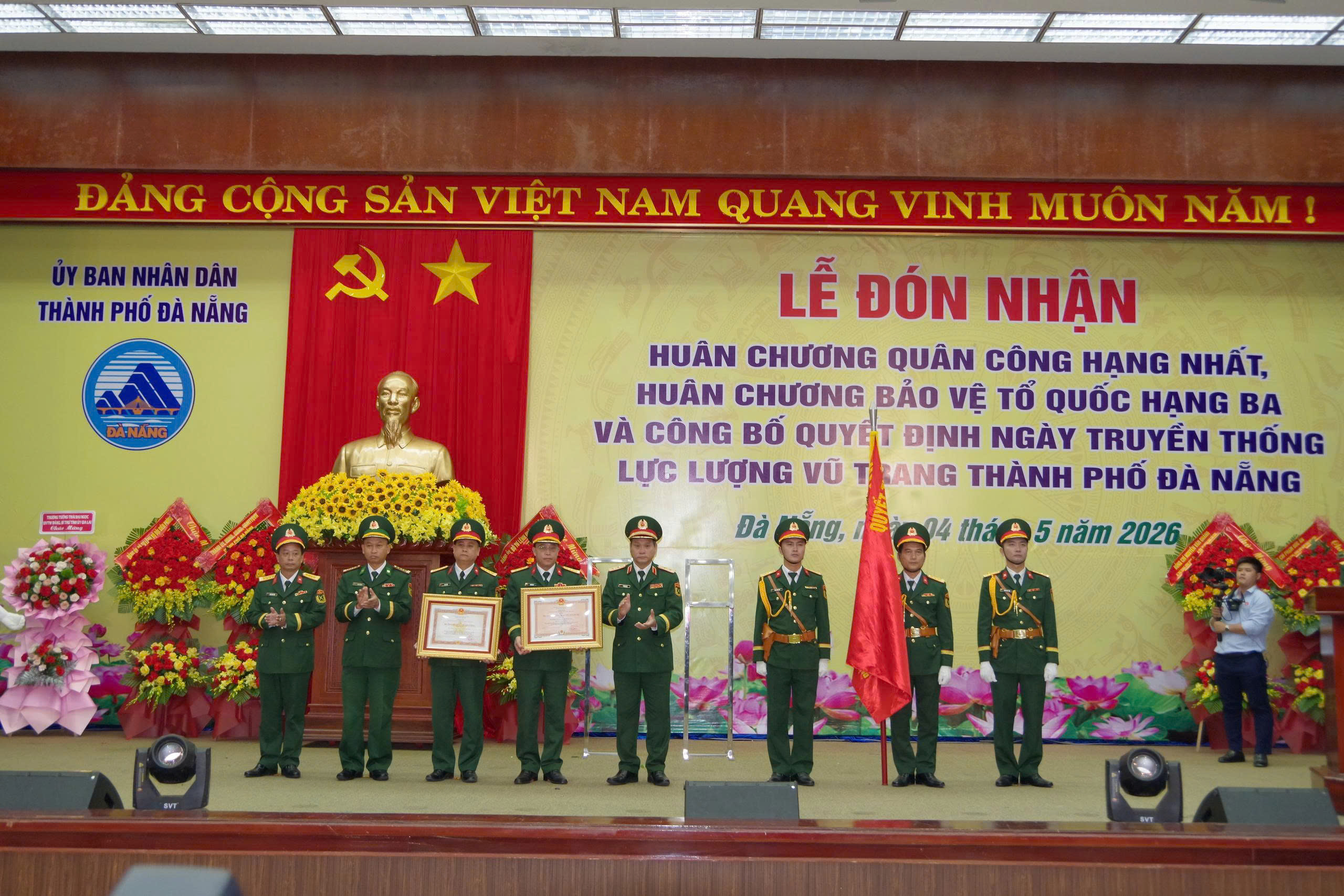 Lực lượng vũ trang thành phố đón nhận Huân chương cao quý của Đảng, Nhà nước