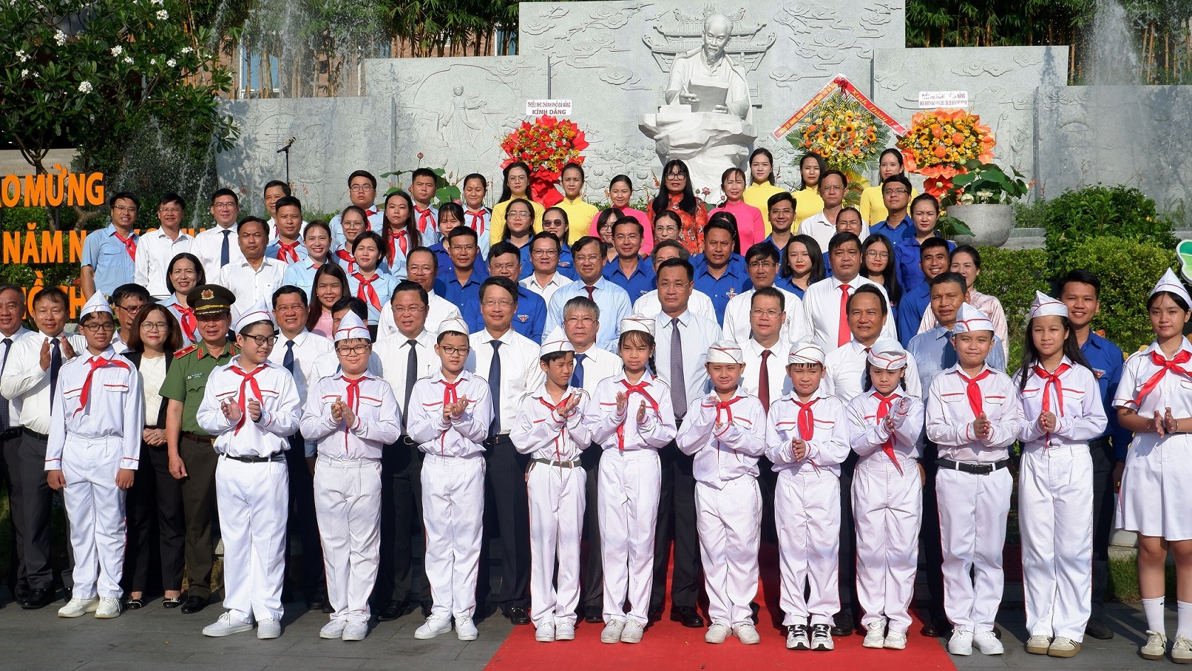 Lãnh đạo thành phố dâng hoa tưởng nhớ Chủ tịch Hồ Chí Minh